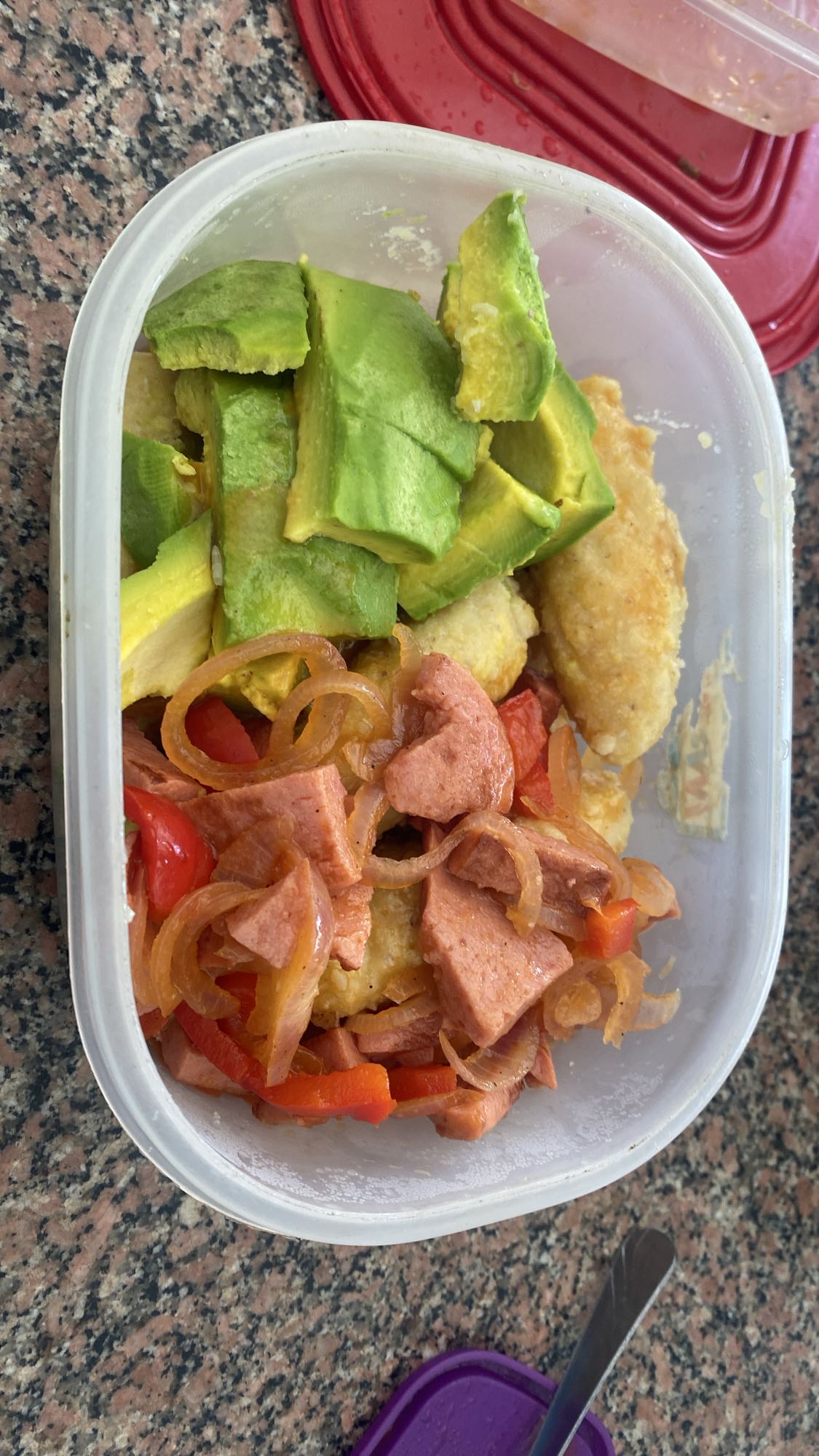 Salchicha con aguacate y plátano