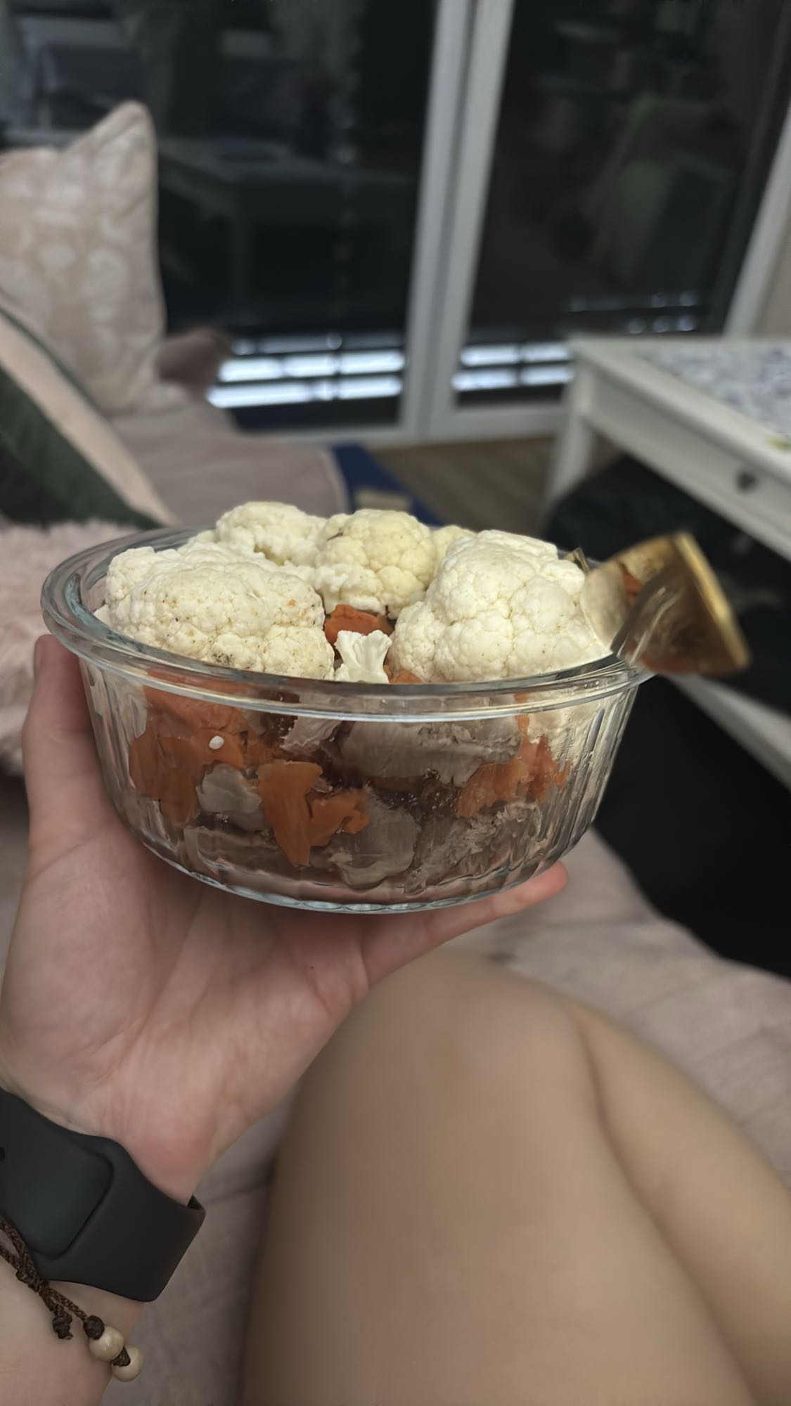 warzywa z mięsem w misce