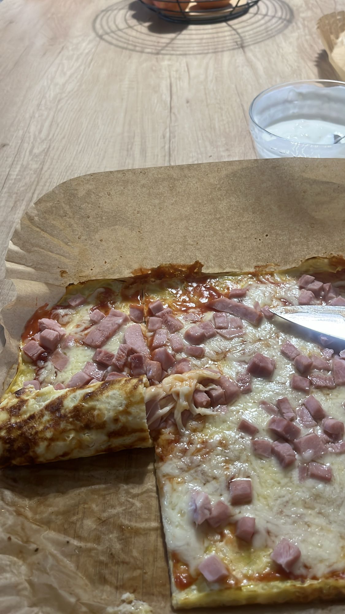 Pizza cu șuncă și brânză