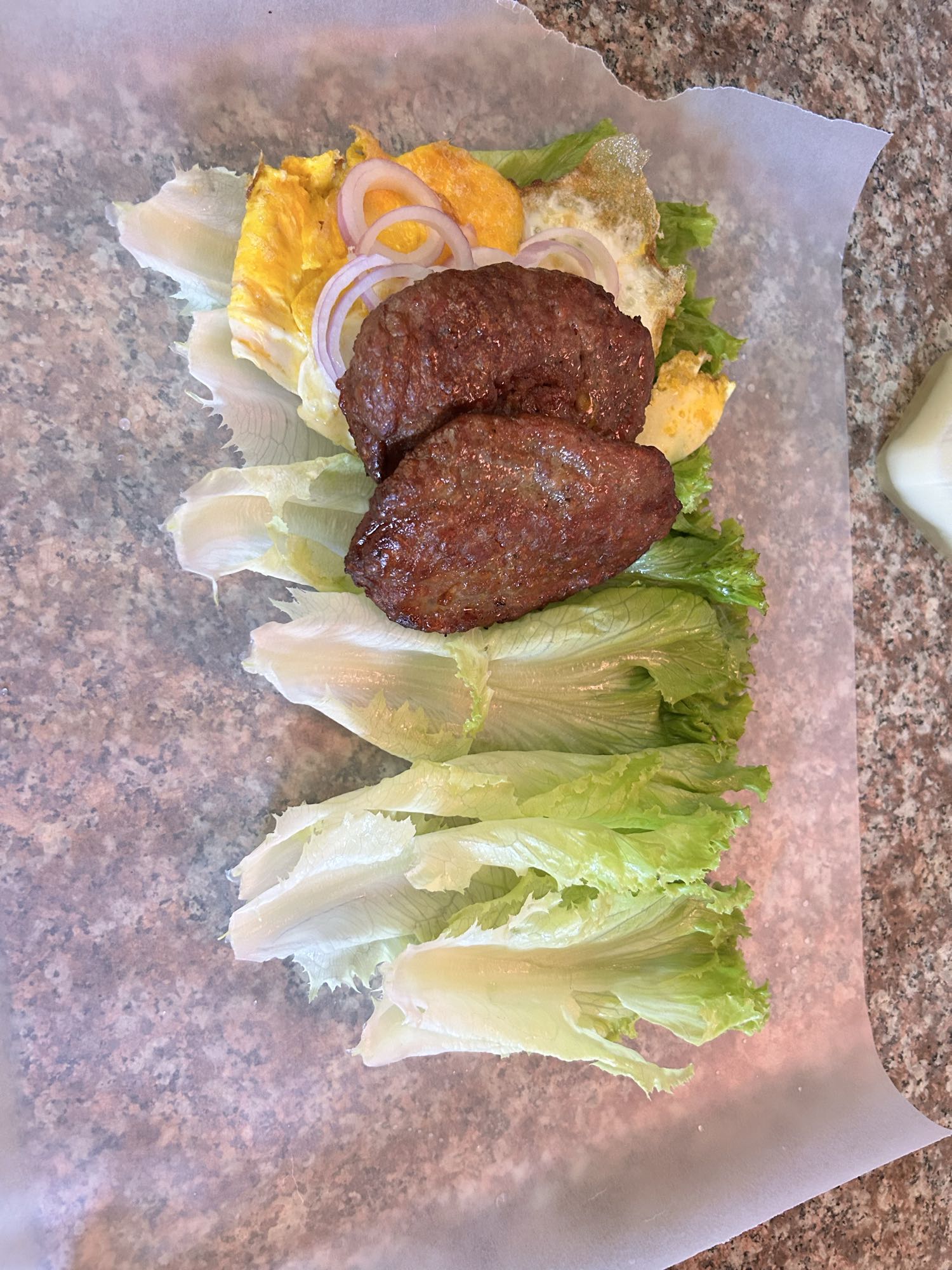 Envoltura de lechuga con carne y huevo