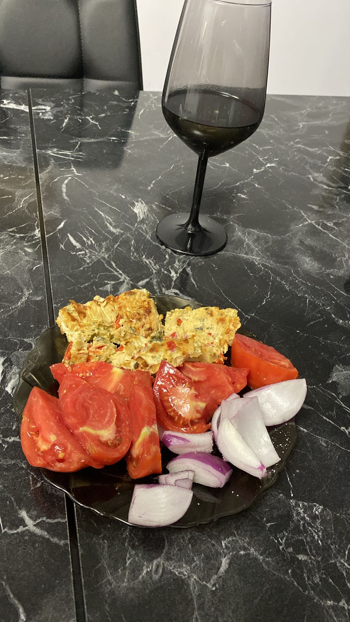 Omletă cu legume și salată