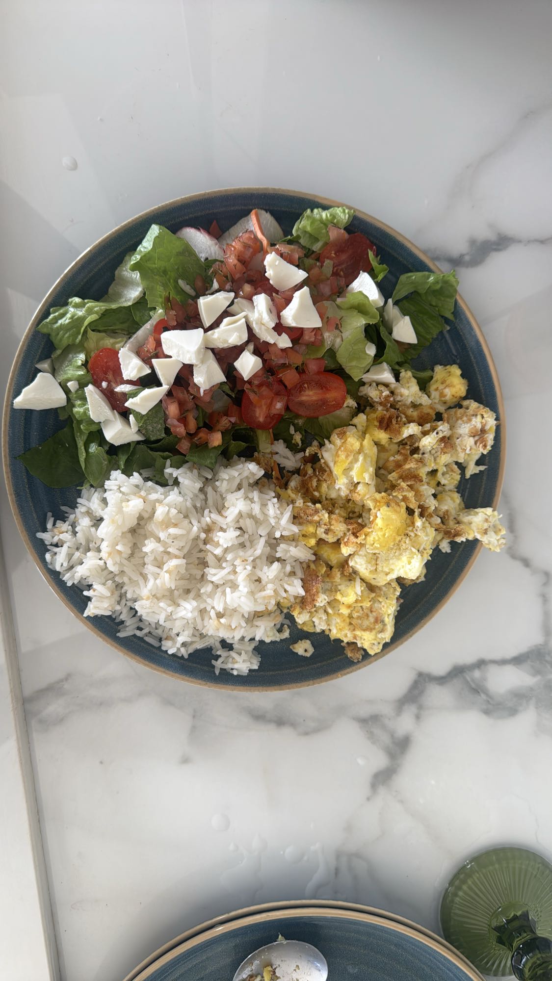Arroz, ovos e salada fresca