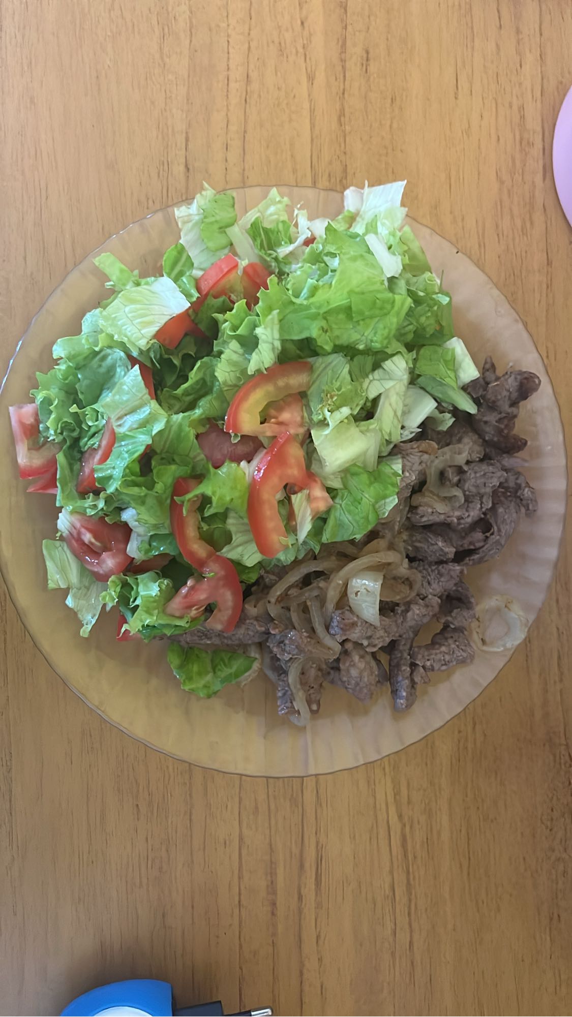 Salada com carne acebolada
