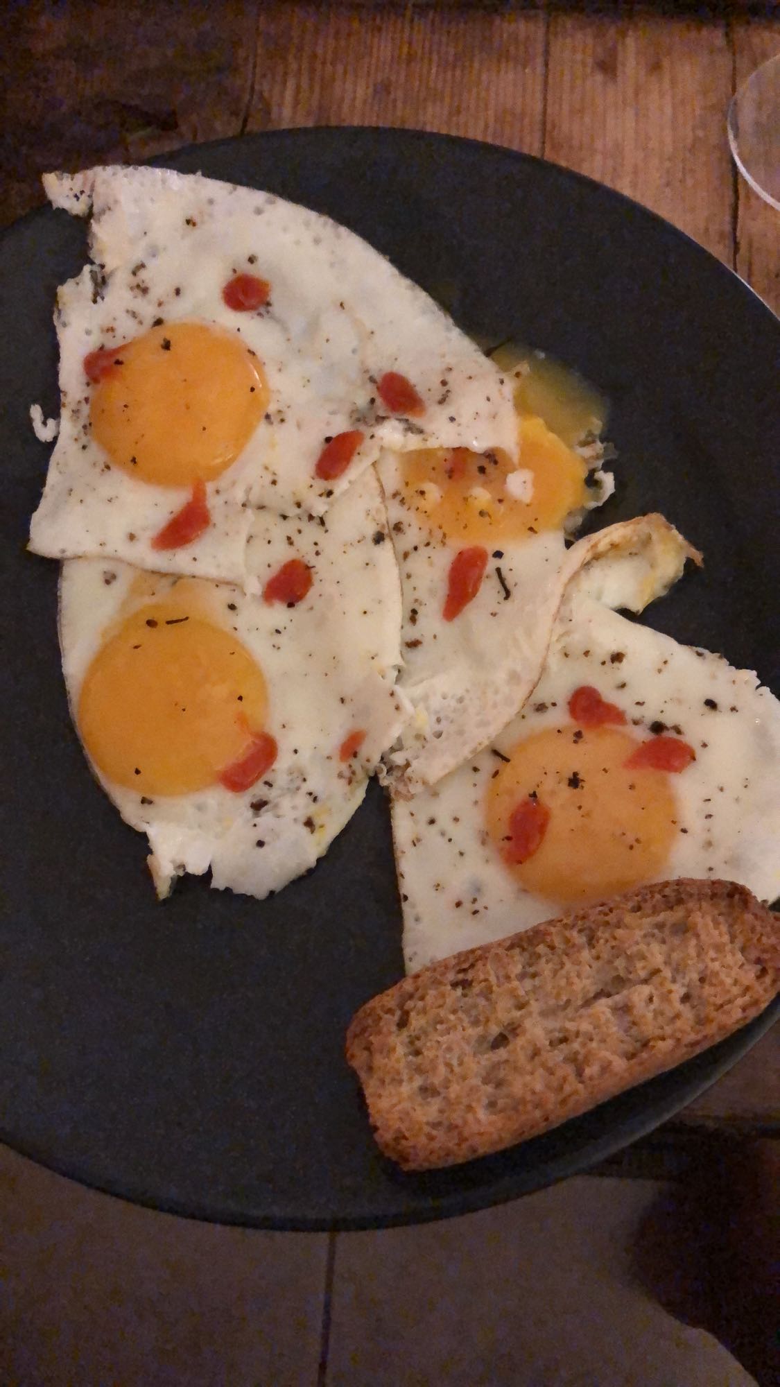 Œufs au plat et pain grillé