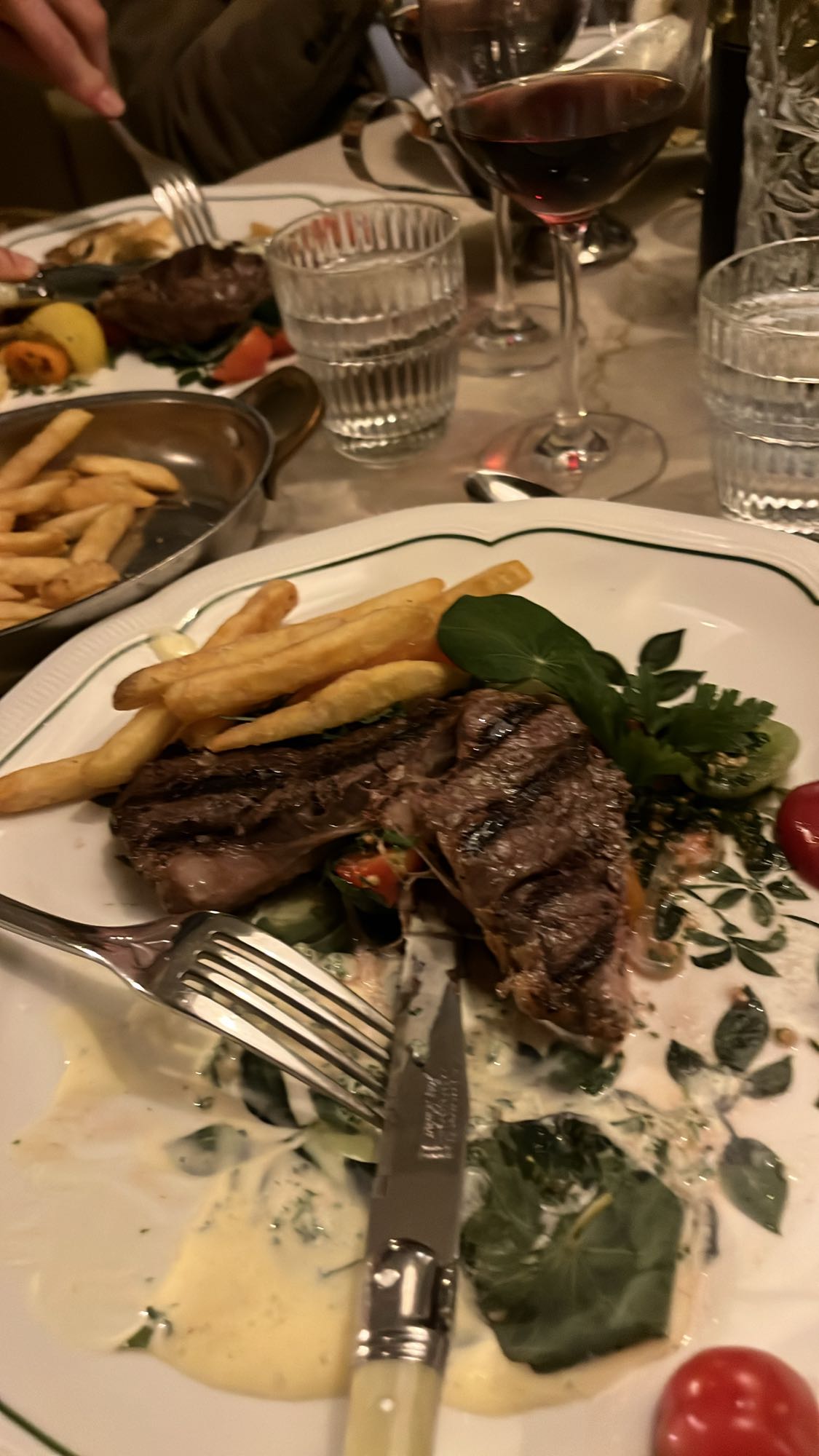 Biff med pommes och sås