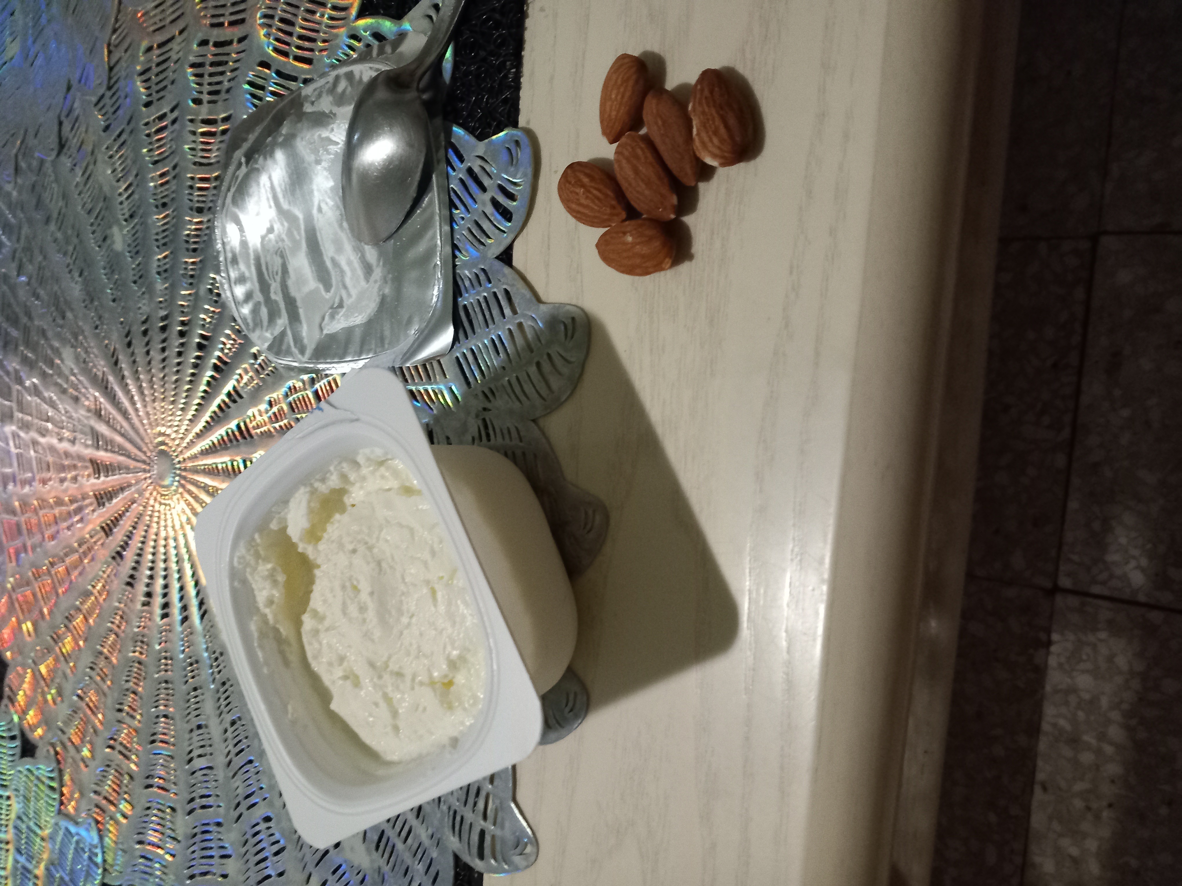 Yaourt nature et amandes