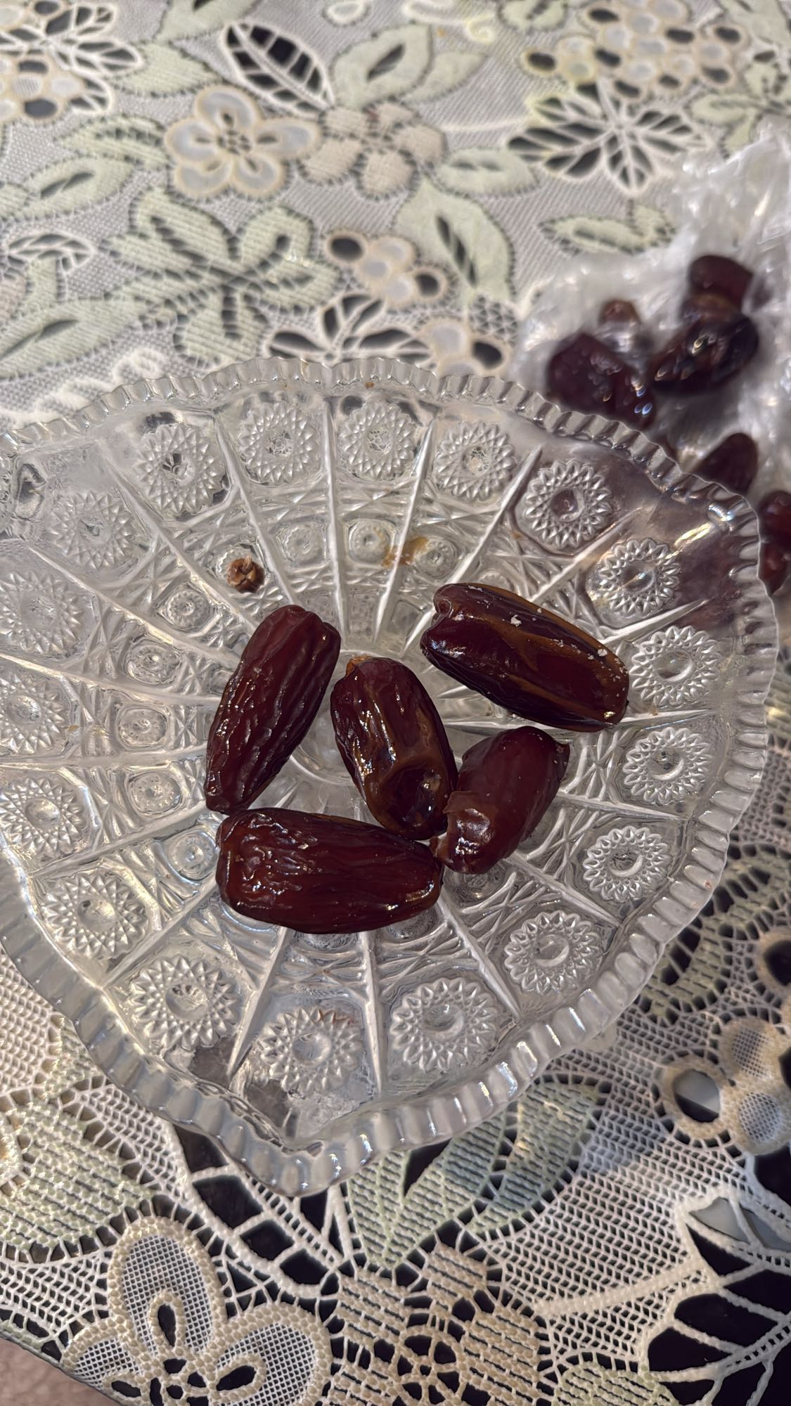 Финики в тарелке