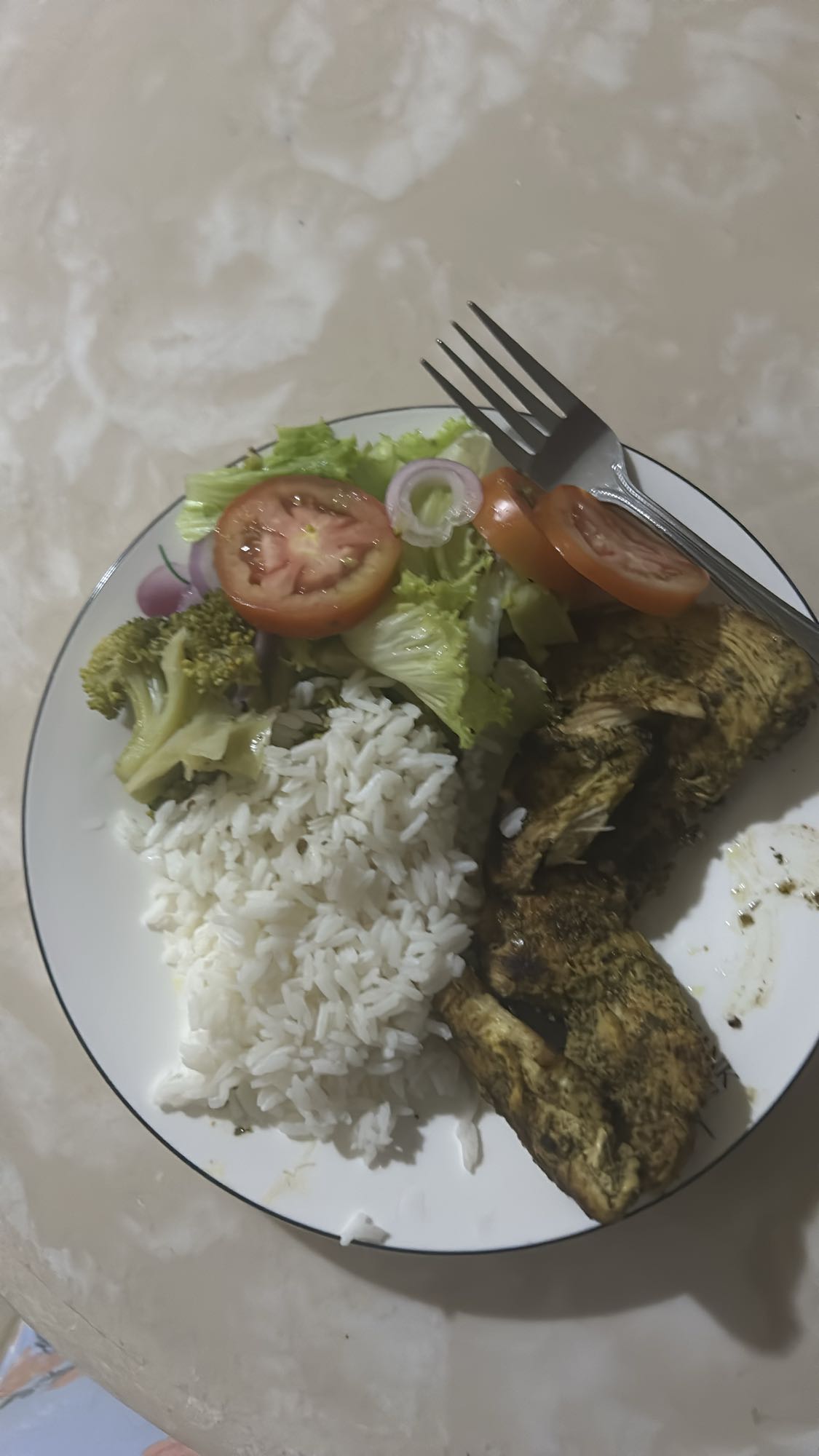 Pollo con arroz y ensalada