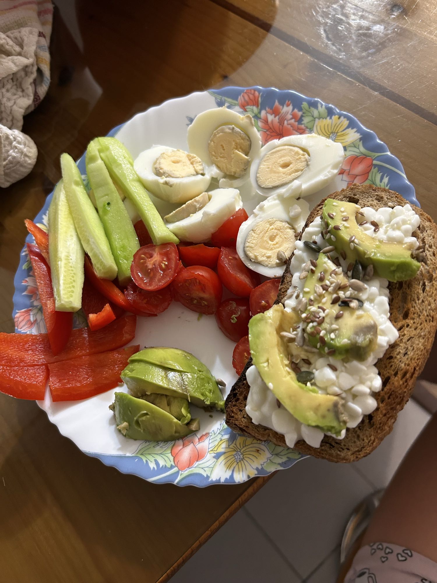 Mic dejun cu ouă, avocado și legume