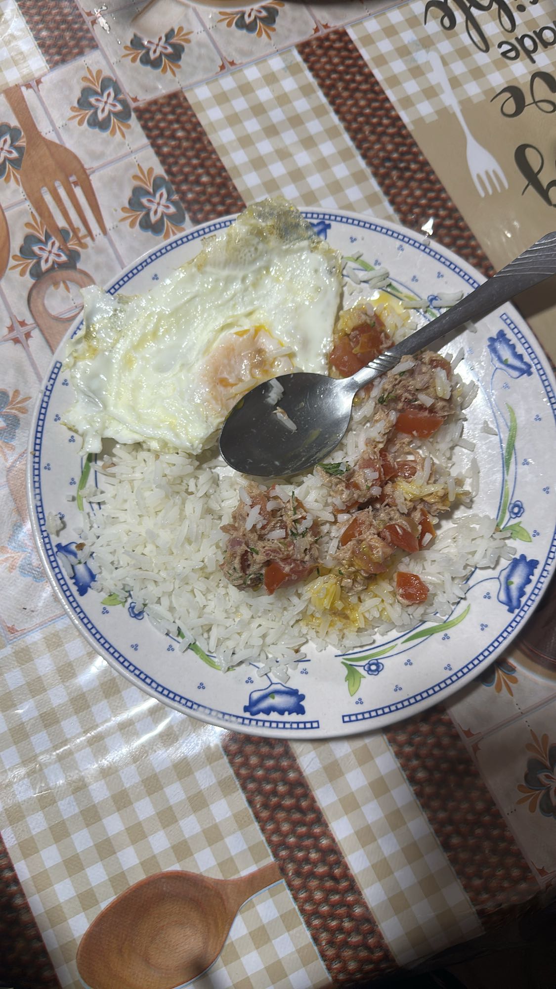 Arroz con huevo y atún