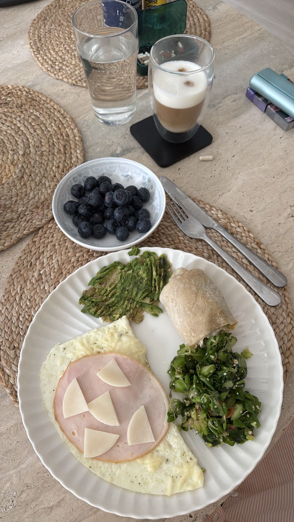 Завтрак с омлетом и ягодами