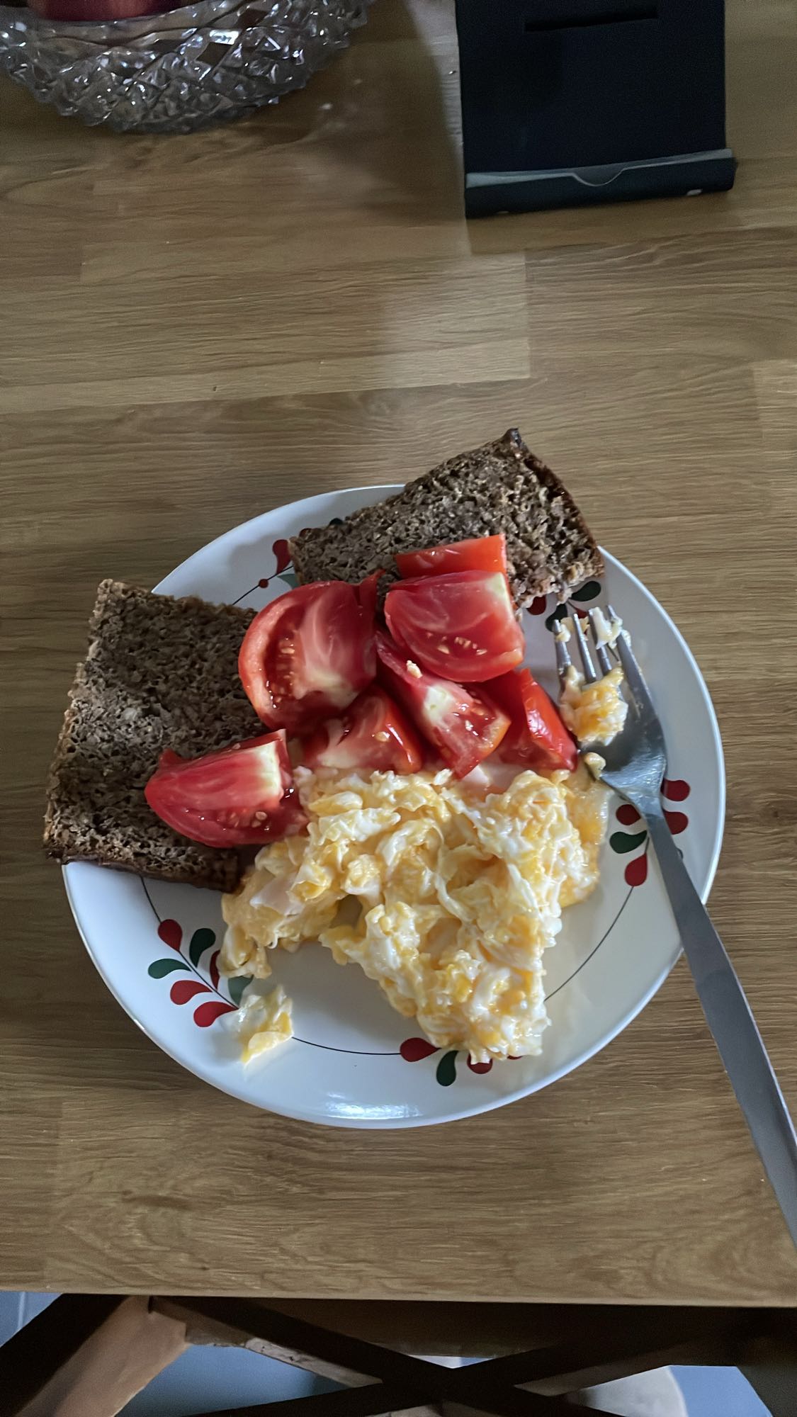 Jajecznica z chlebem i pomidorem