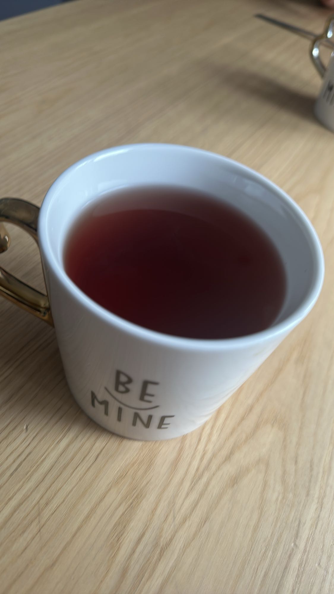 Herbata z sokiem malinowym i łyżeczką cukru