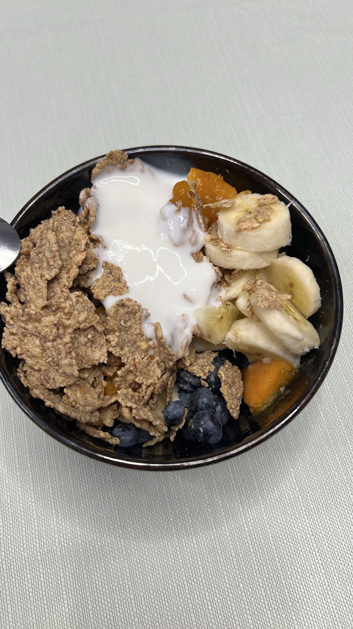 Mic dejun cu fructe și cereale