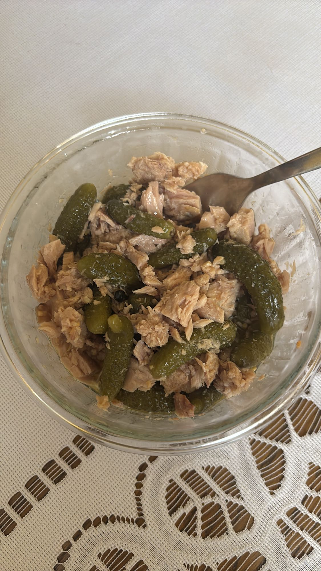 Tuńczyk z ogórkami