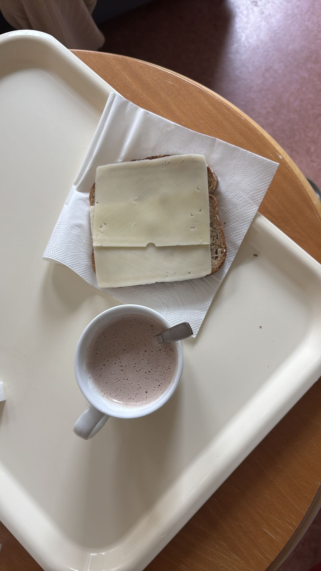 Ostmacka med chokladdryck