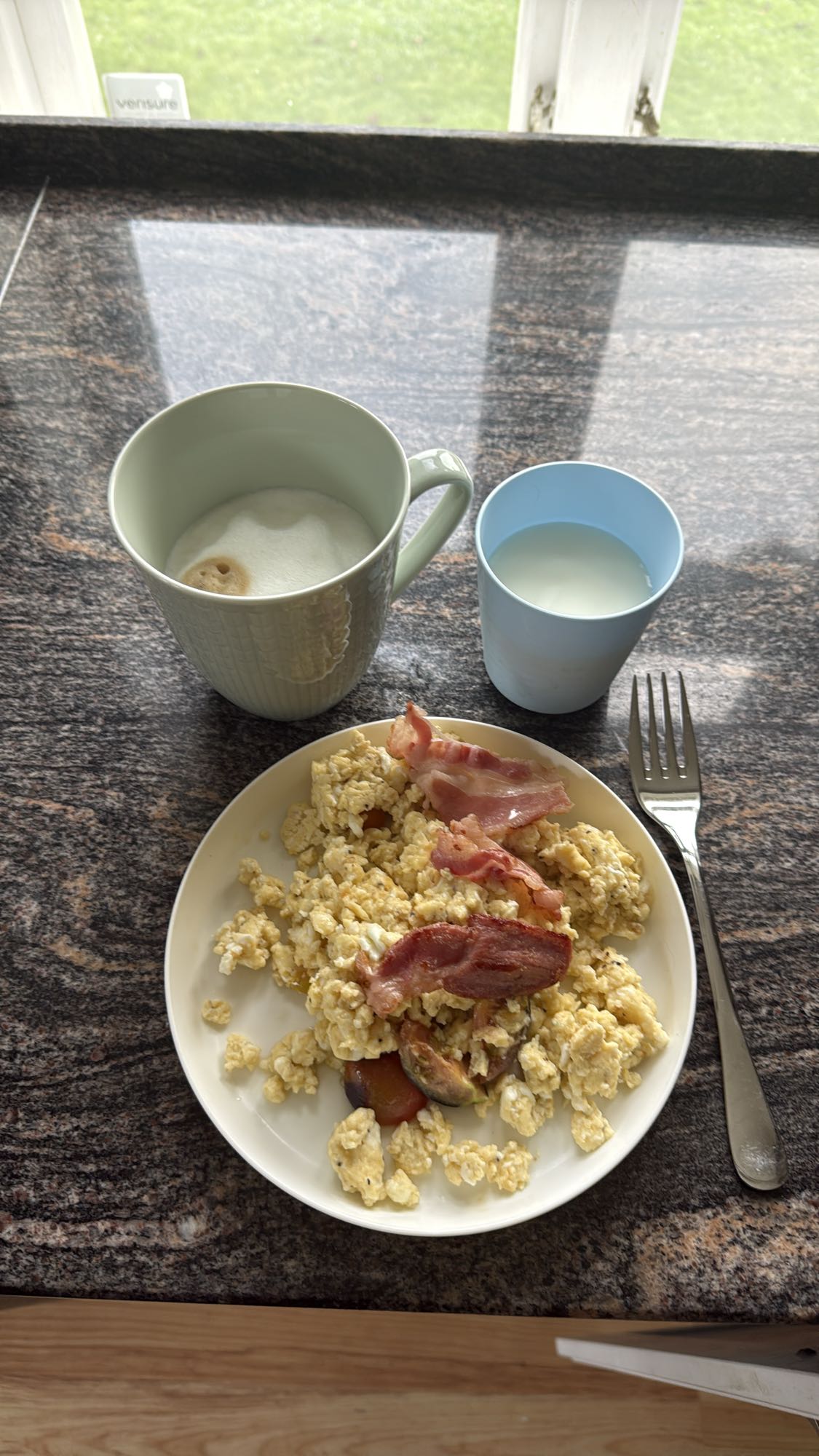 Äggröra med bacon & mjölk