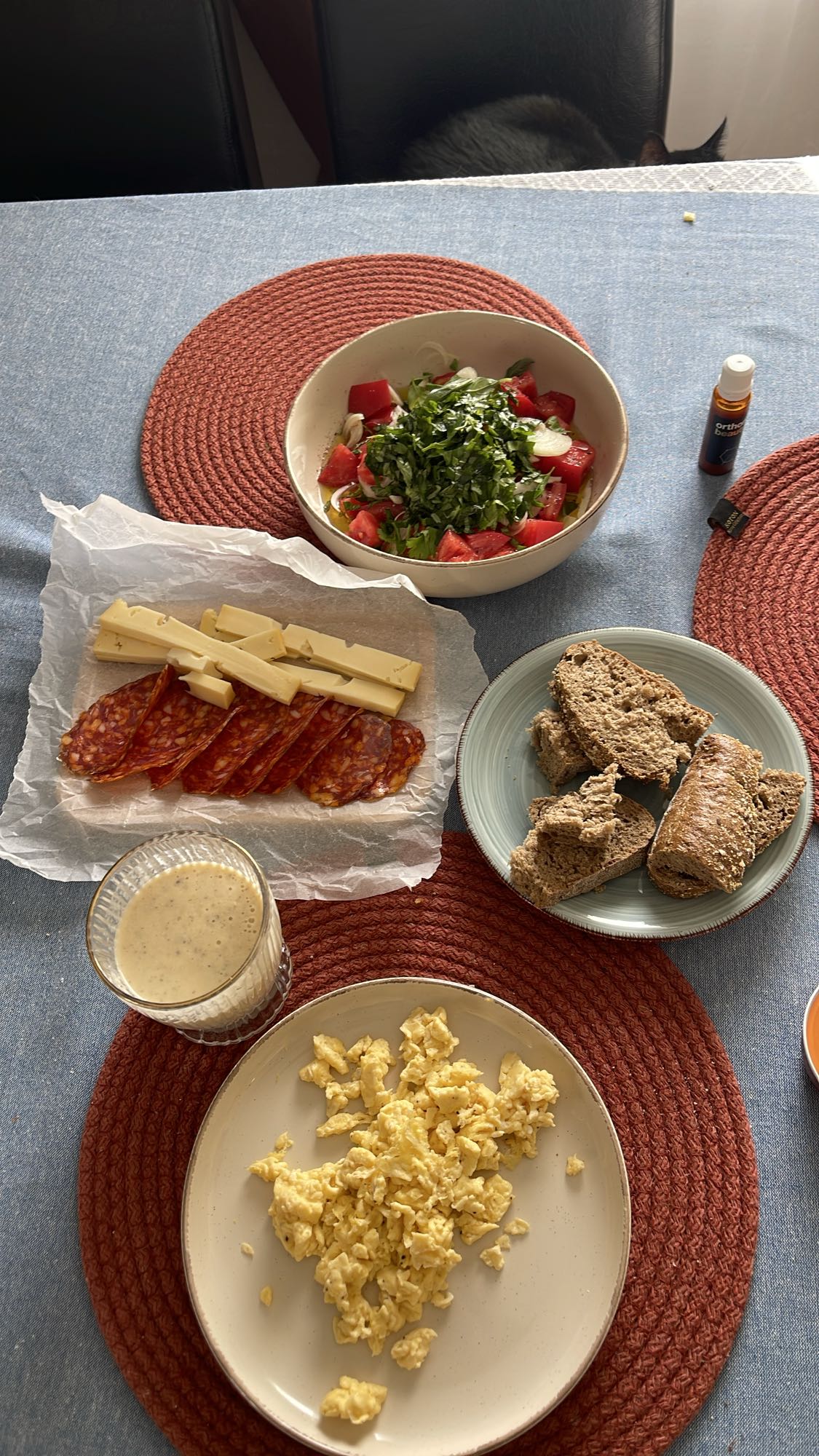 Завтрак с омлетом и салатом