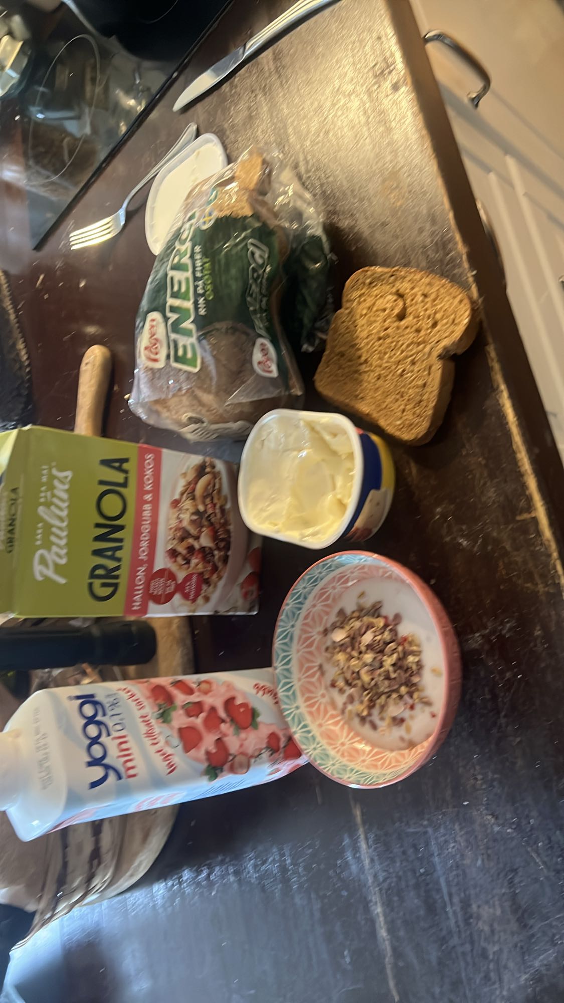 Yoghurt med granola & bröd