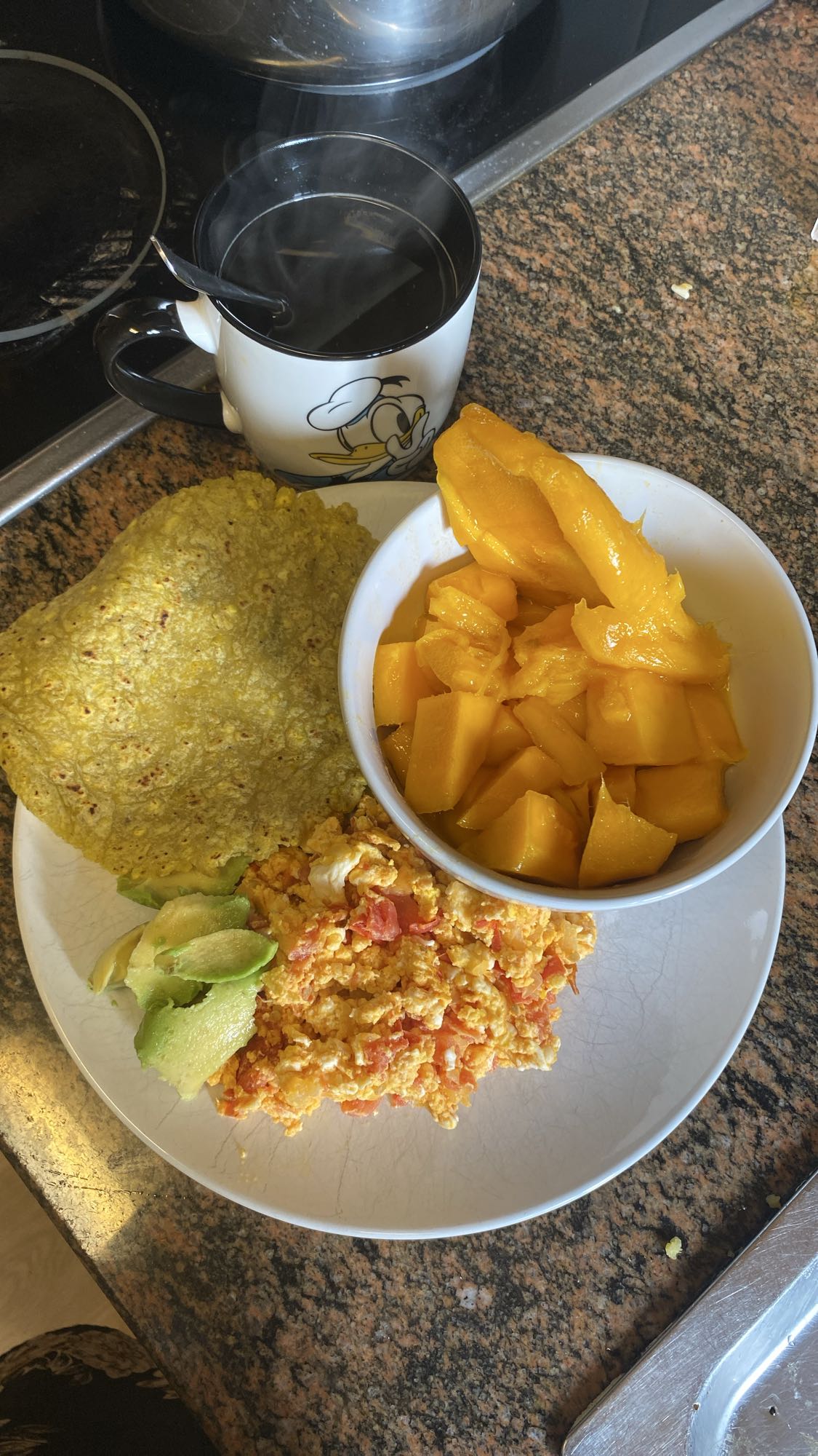Desayuno con huevo y mango