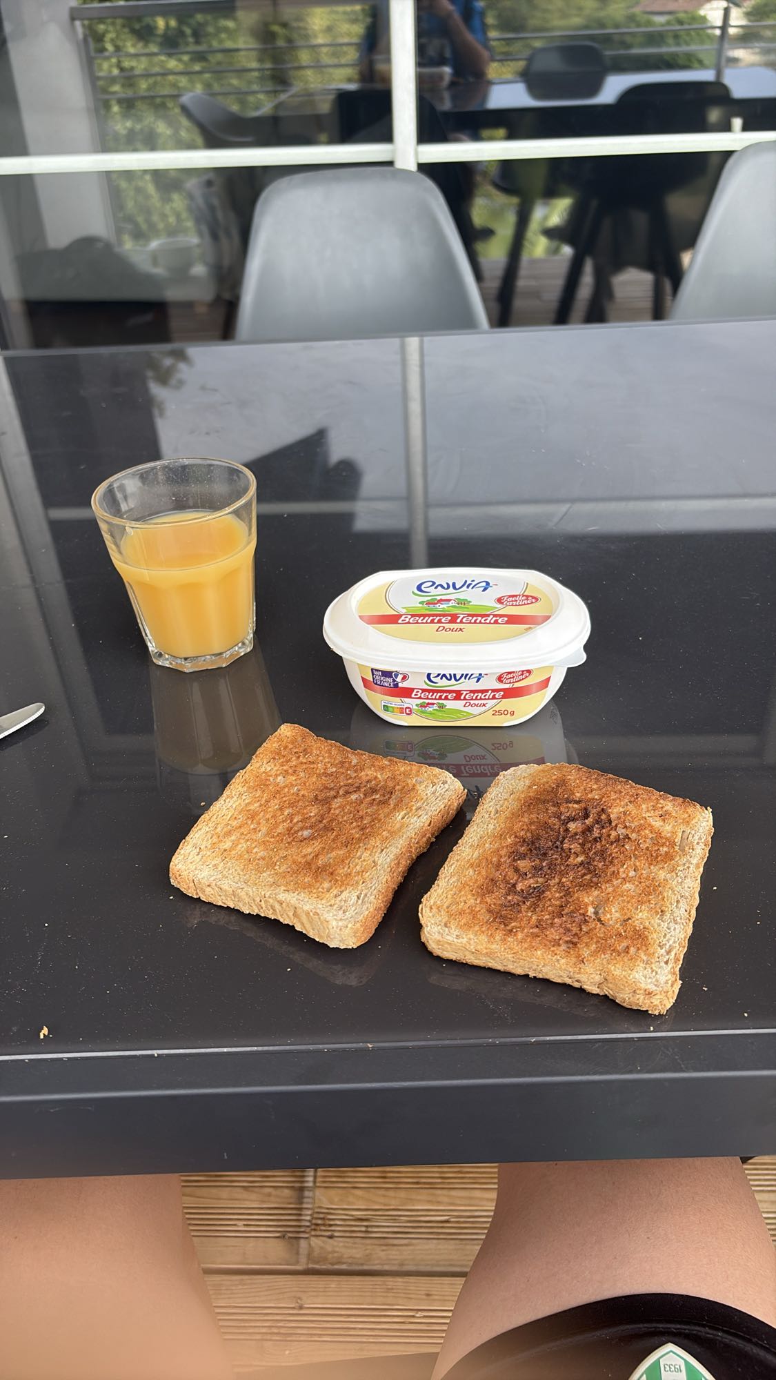 Petit-déjeuner tartines jus