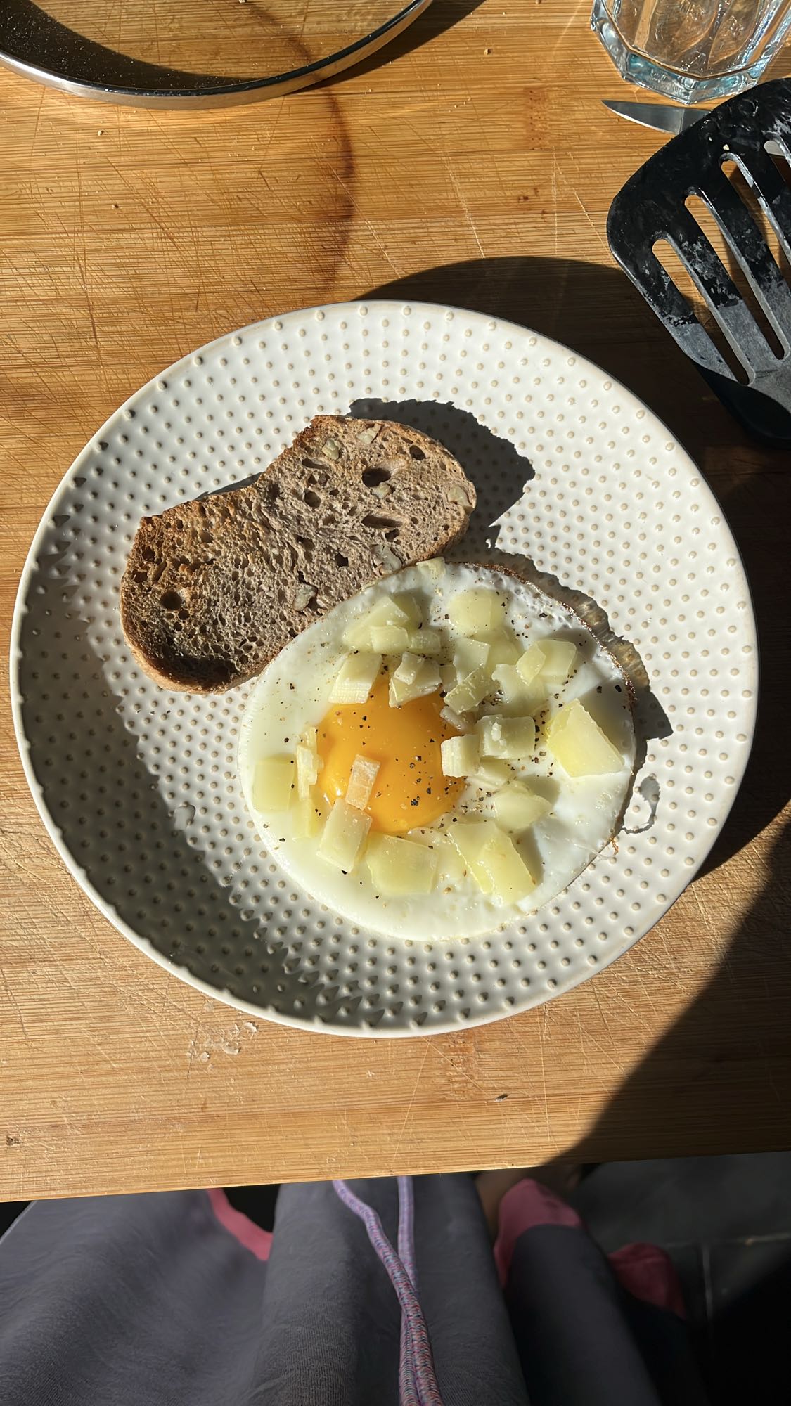 œuf avec pain et fromage