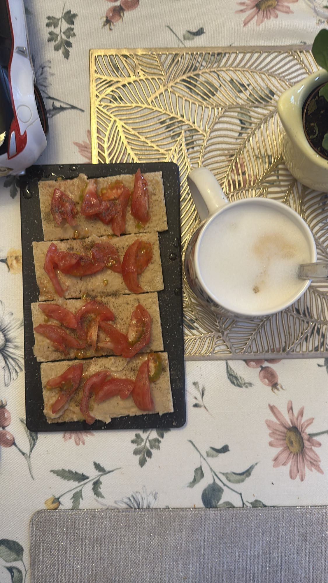 Wafle z pomidorami i kawa