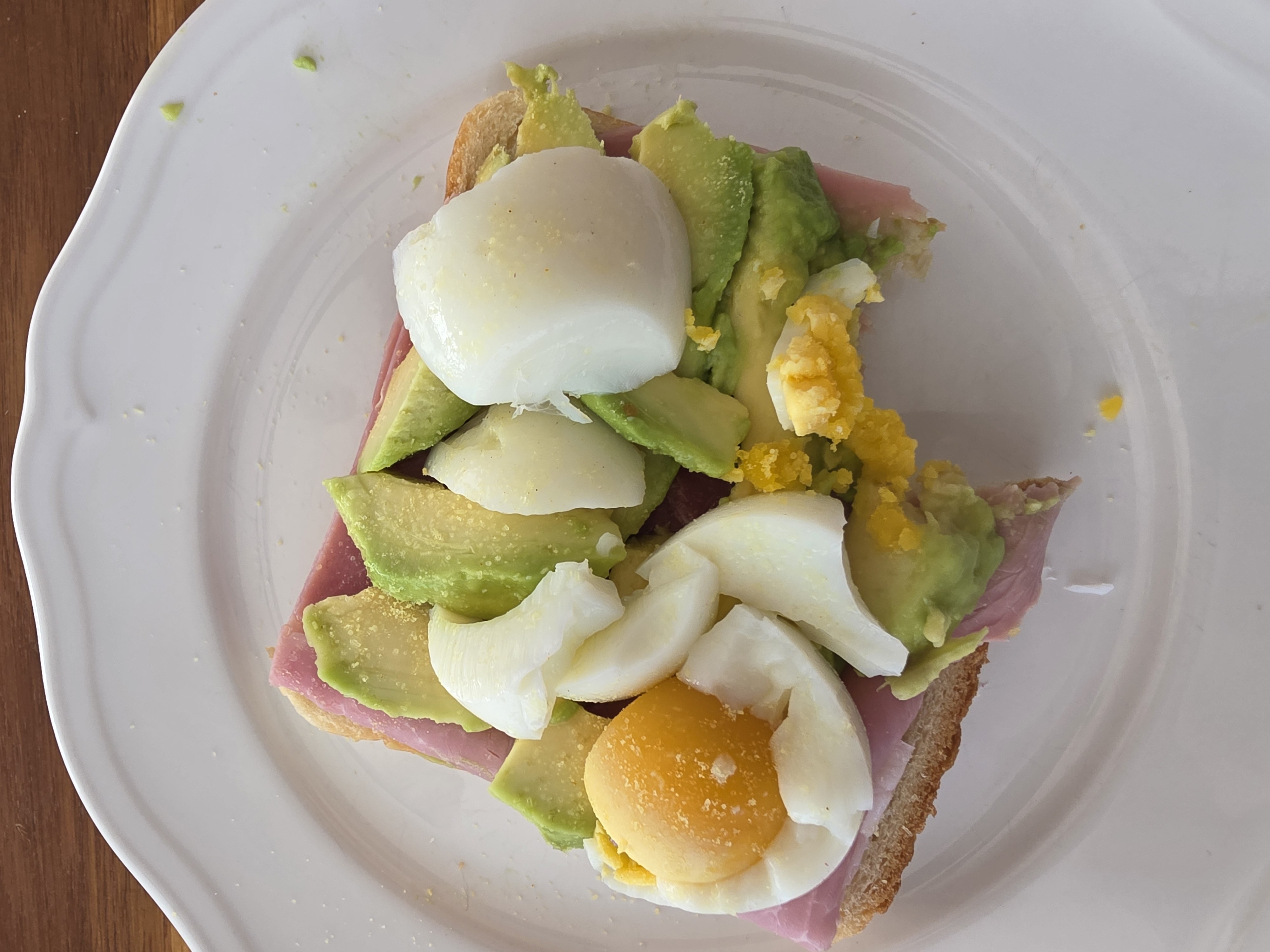 Tostada con huevo y aguacate