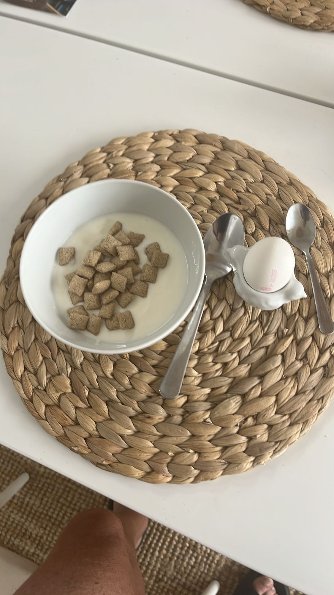 Frukost med flingor och ägg