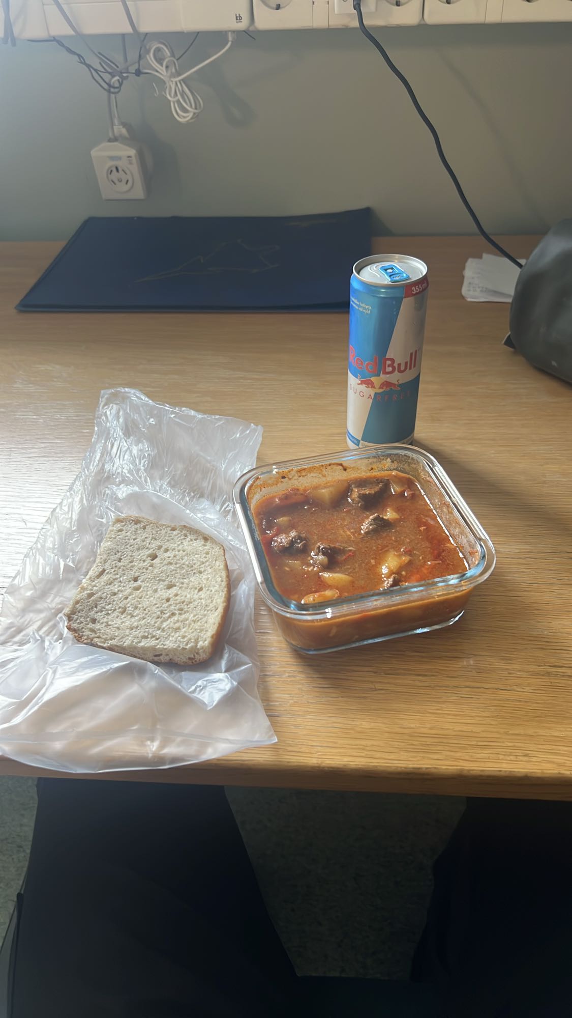 Gryta med bröd & Red Bull