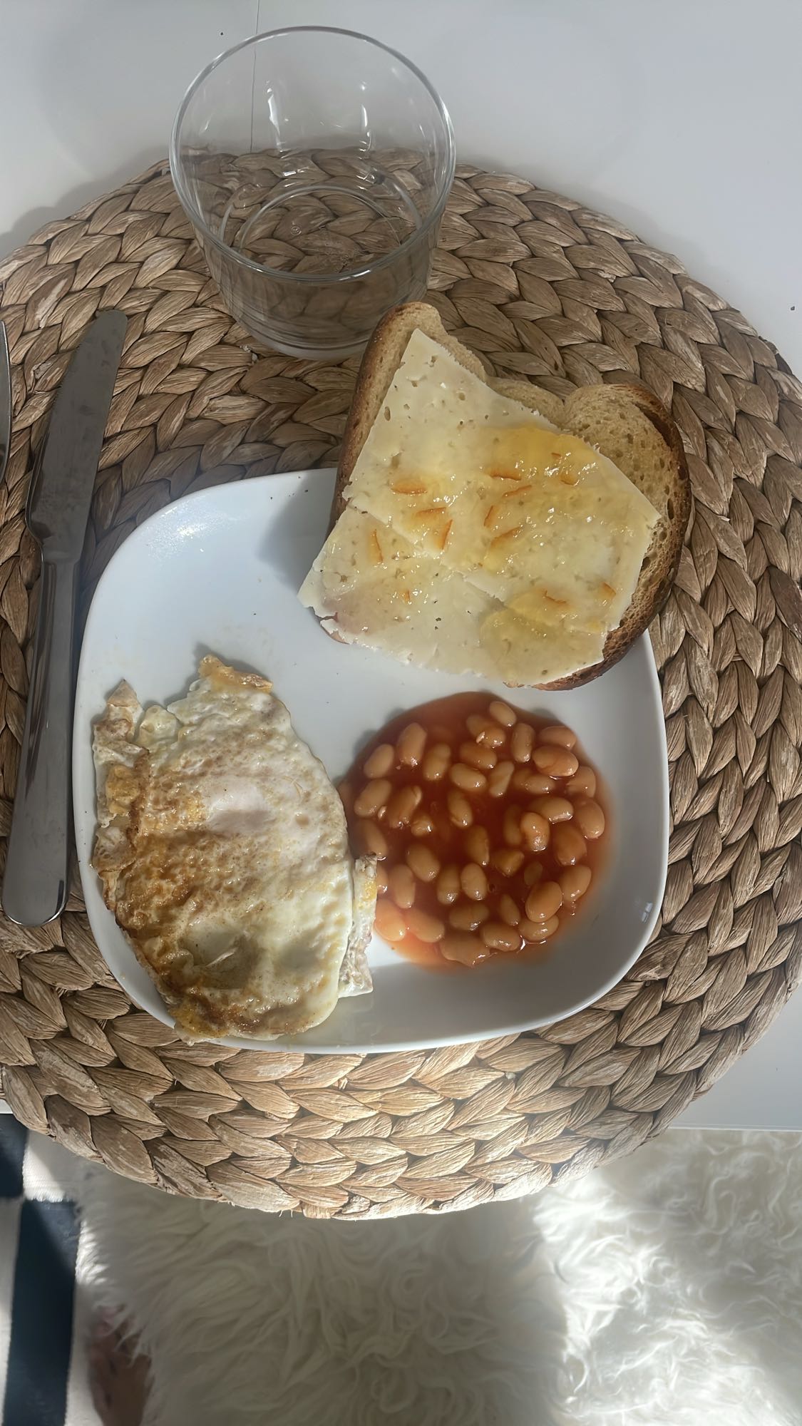 Stekt ägg med bönor & bröd