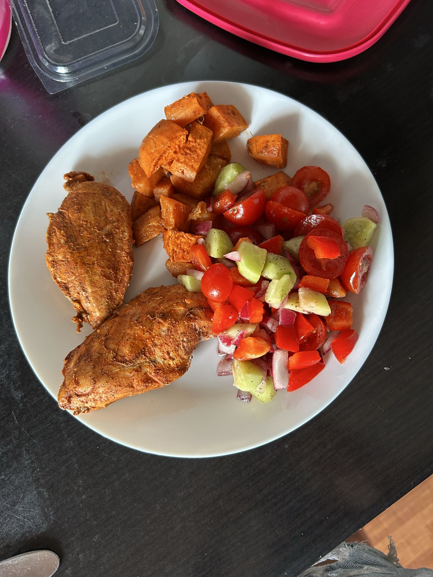 Piept de pui la cuptor cu cartof dulce și salată de legume