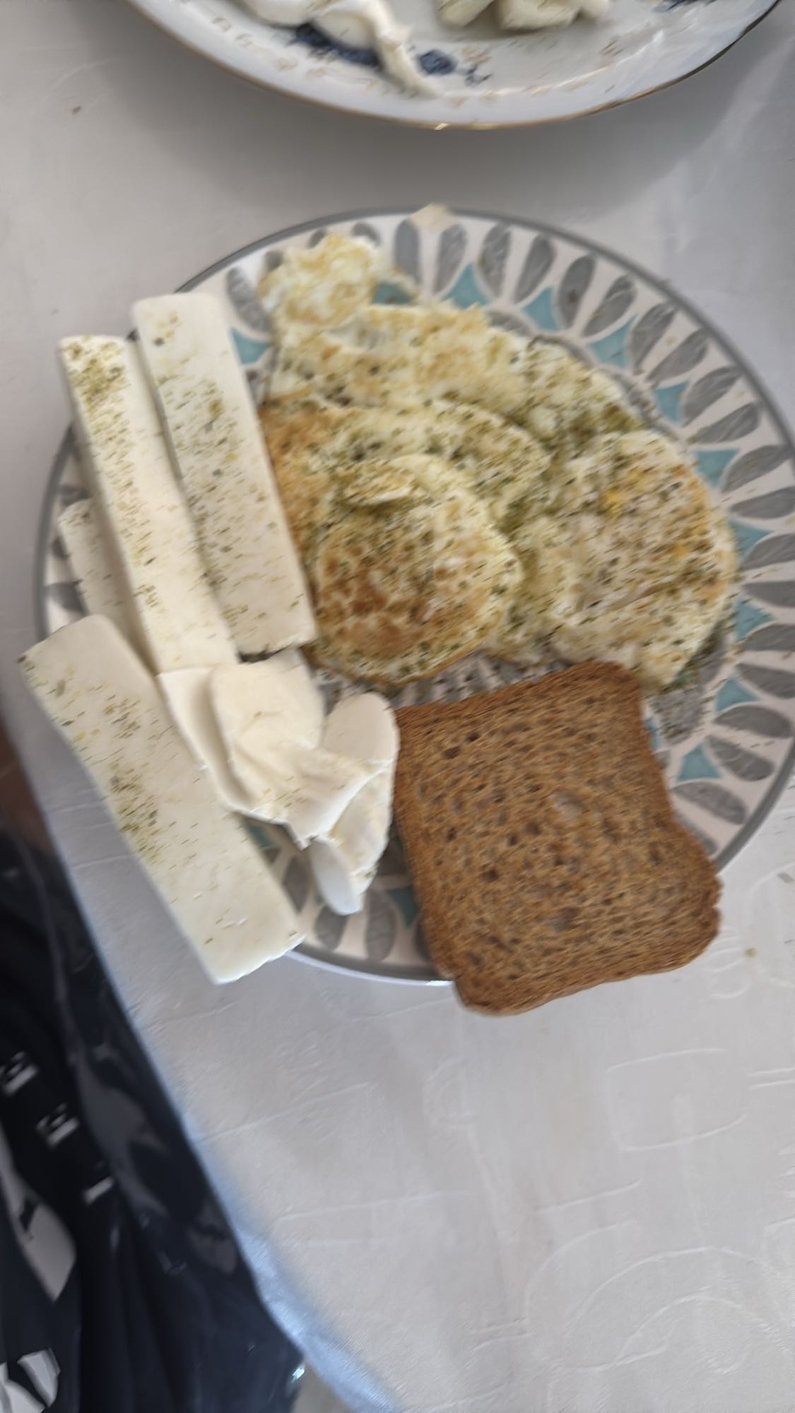 Mic dejun cu ouă și brânză