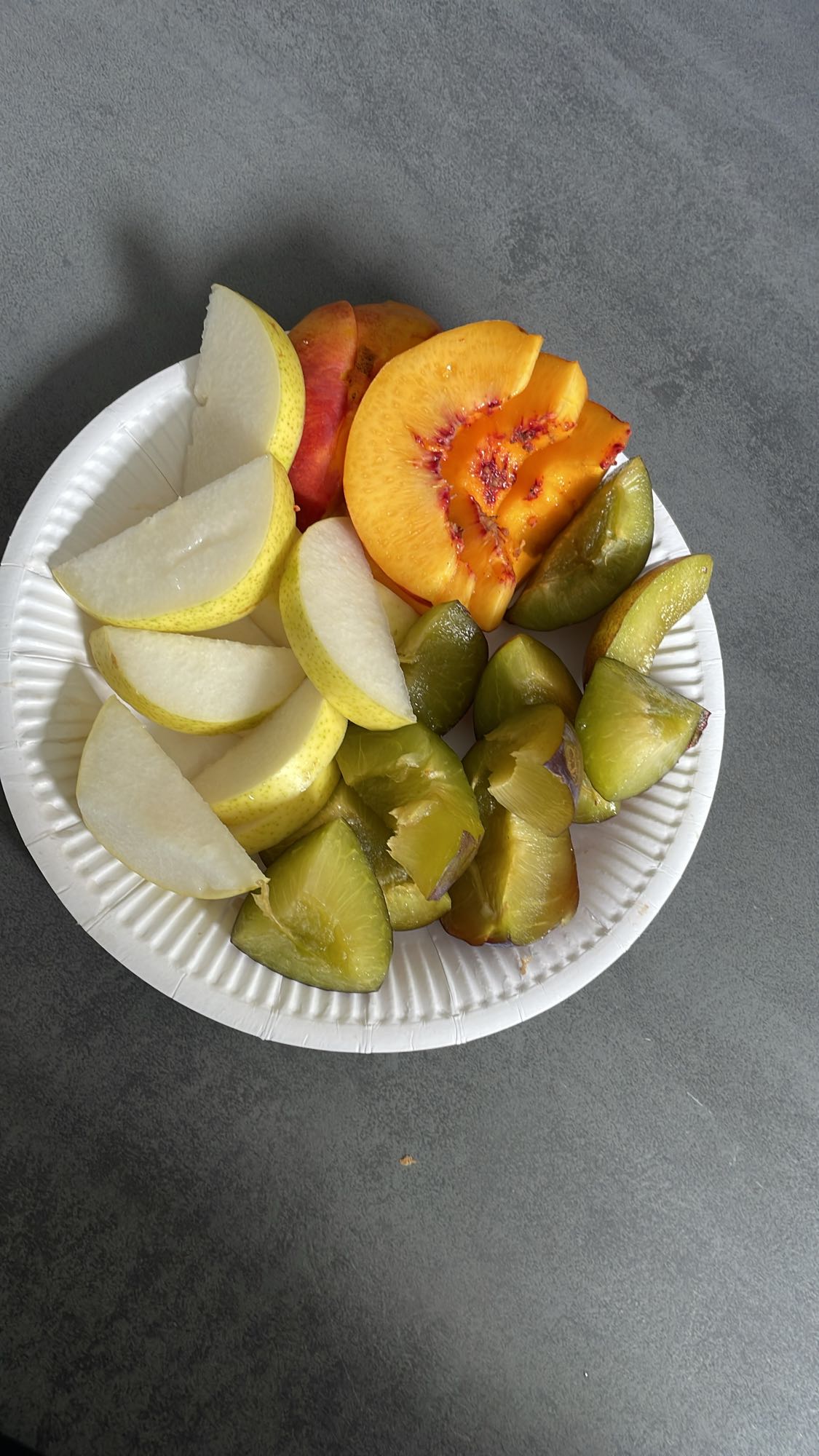 Fructe proaspete pe farfurie