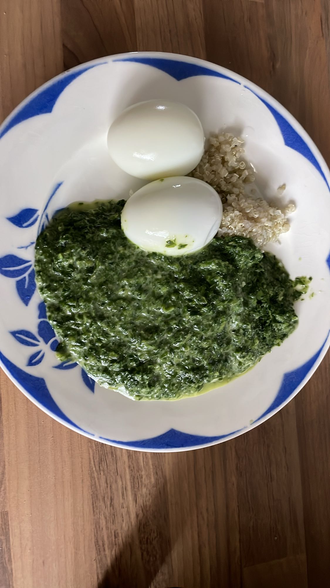 Épinards, œufs, quinoa