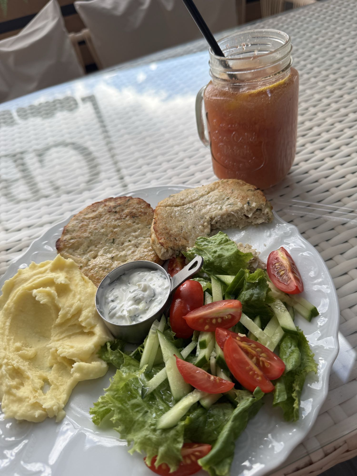 Котлета с пюре и соком