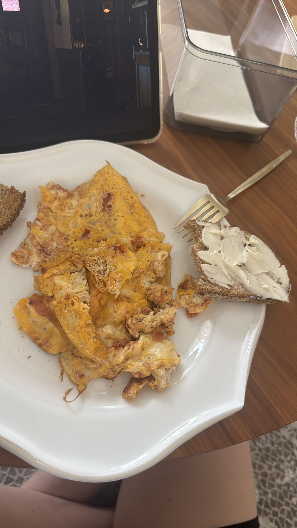 яичница с цельнозерновым хлебом и маслом