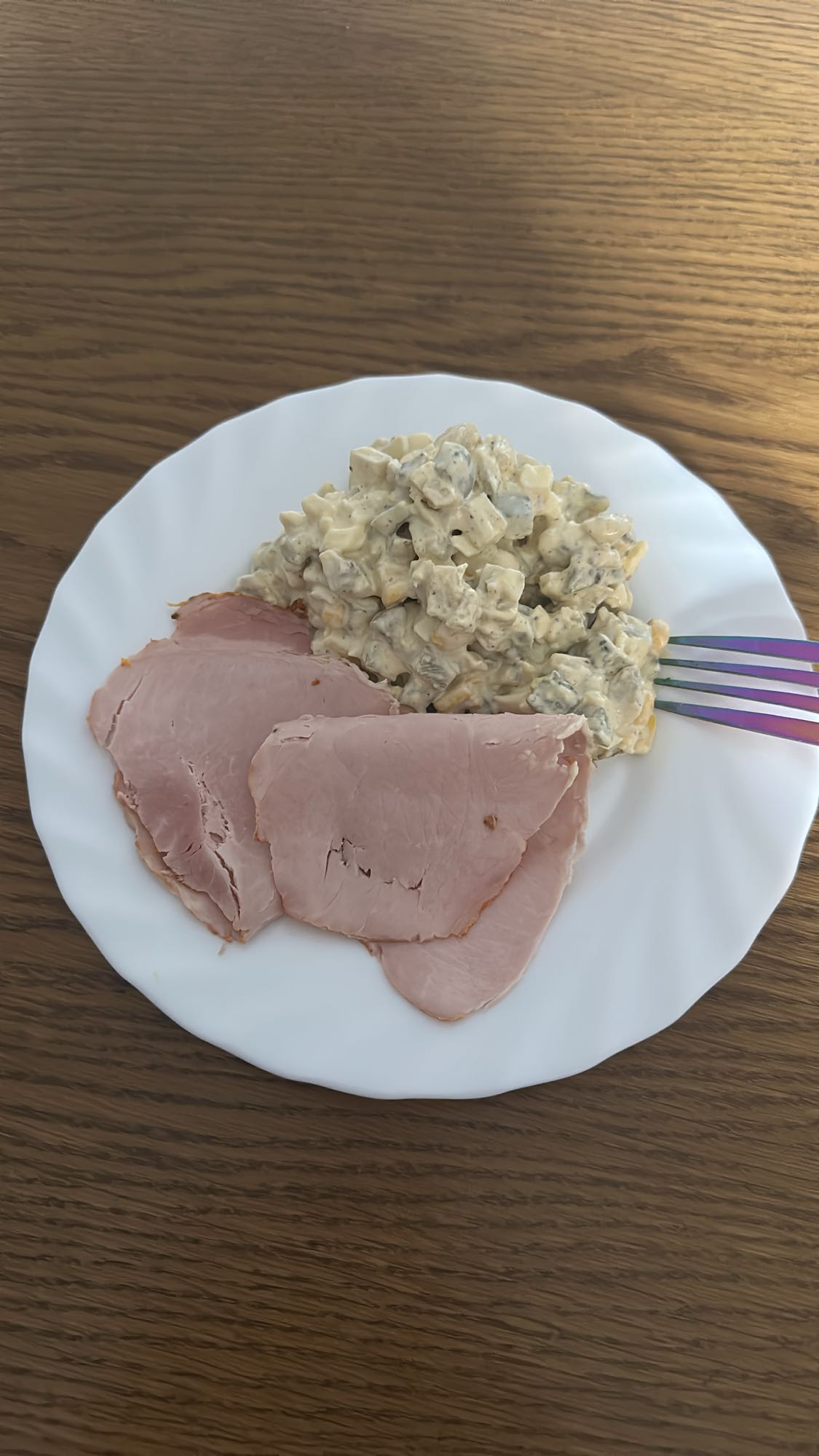 Szynka z sałatką jarzynową