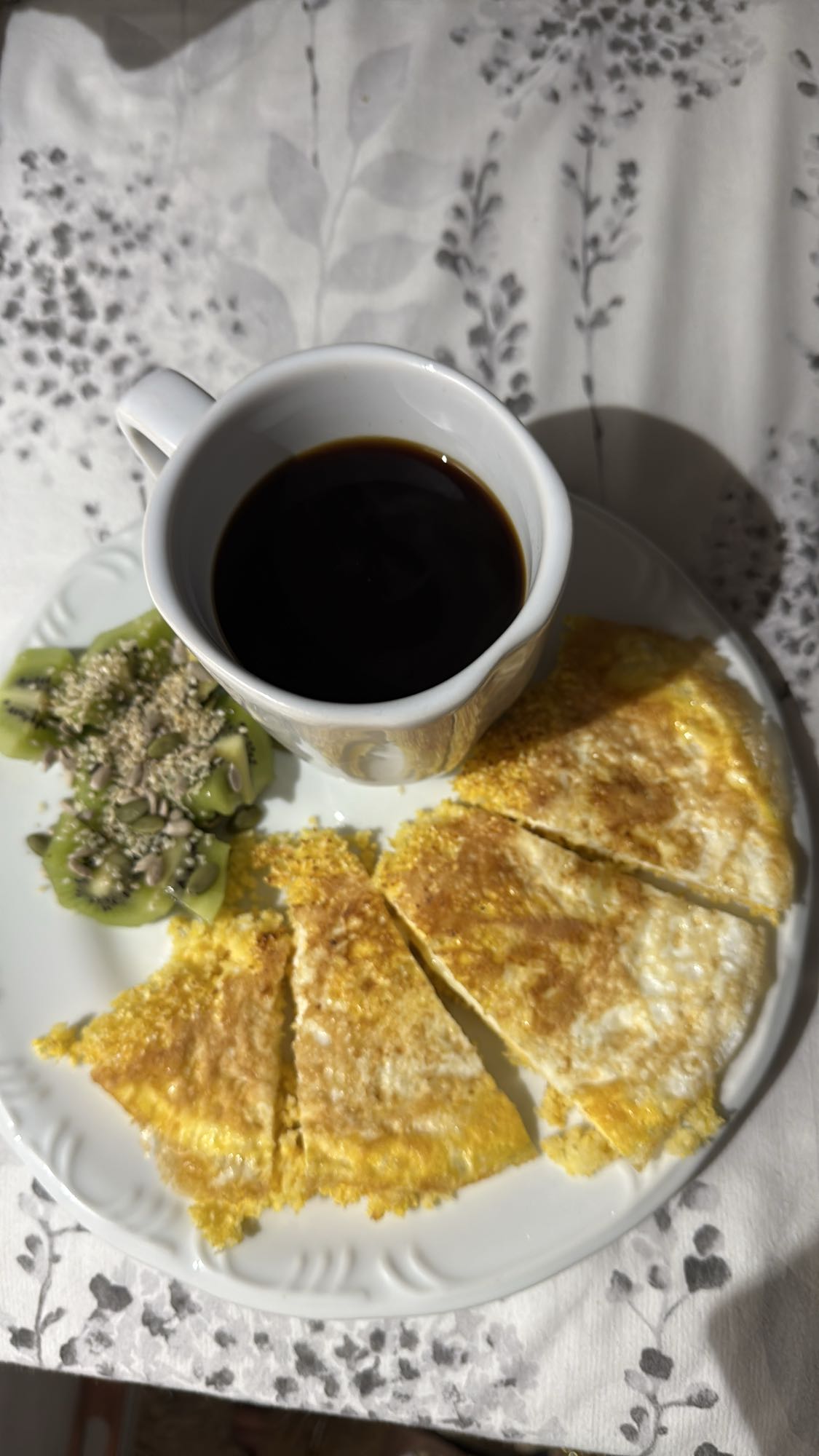 Ovos com kiwi e café