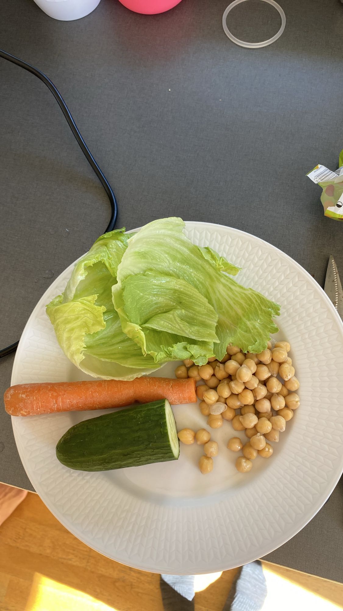 Grönsaks- och kikärtssallad