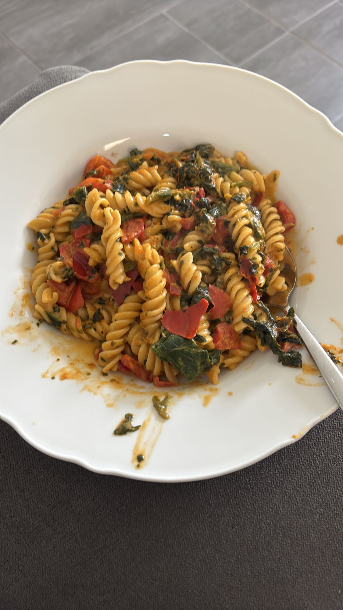 Pasta mit Spinat und Paprika