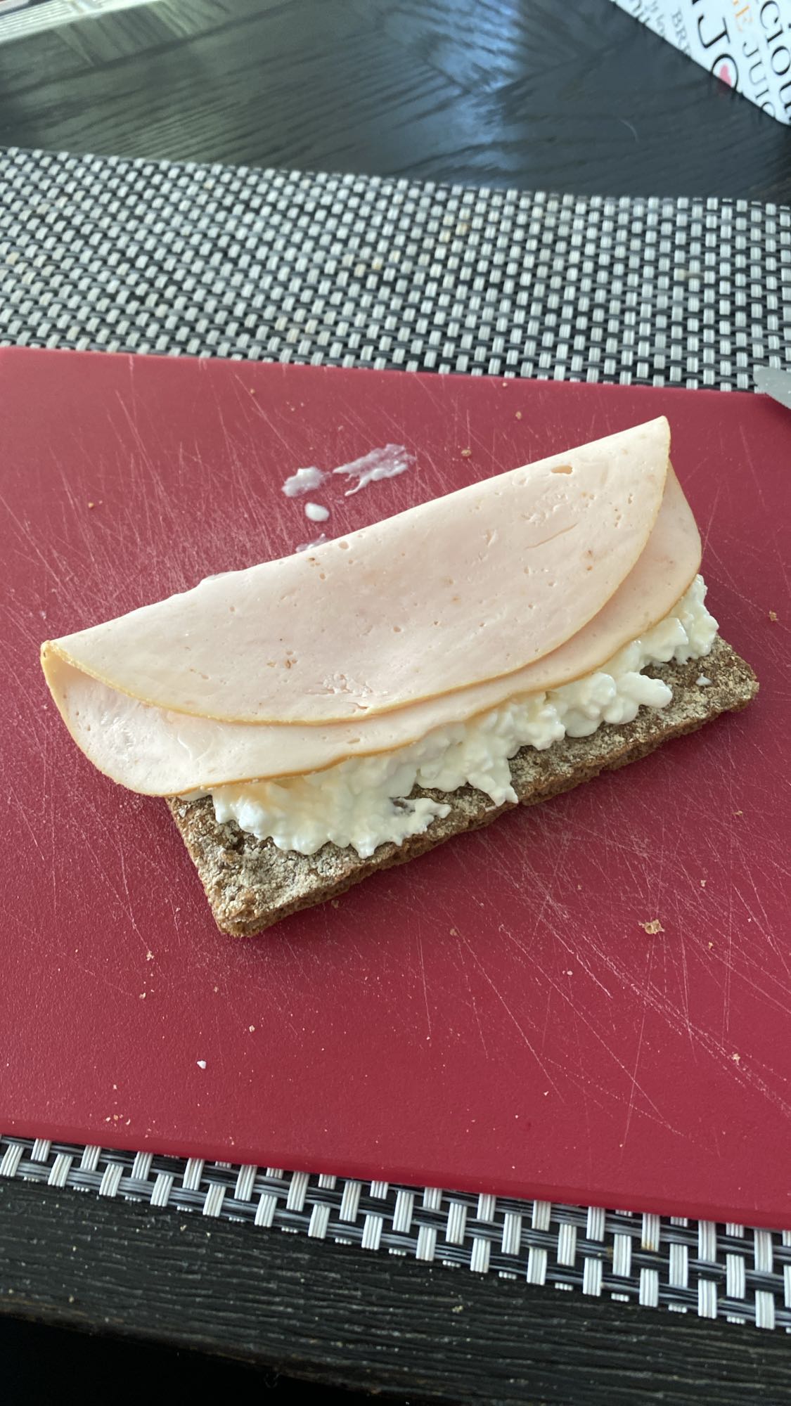 Knapperige cracker met kipfilet