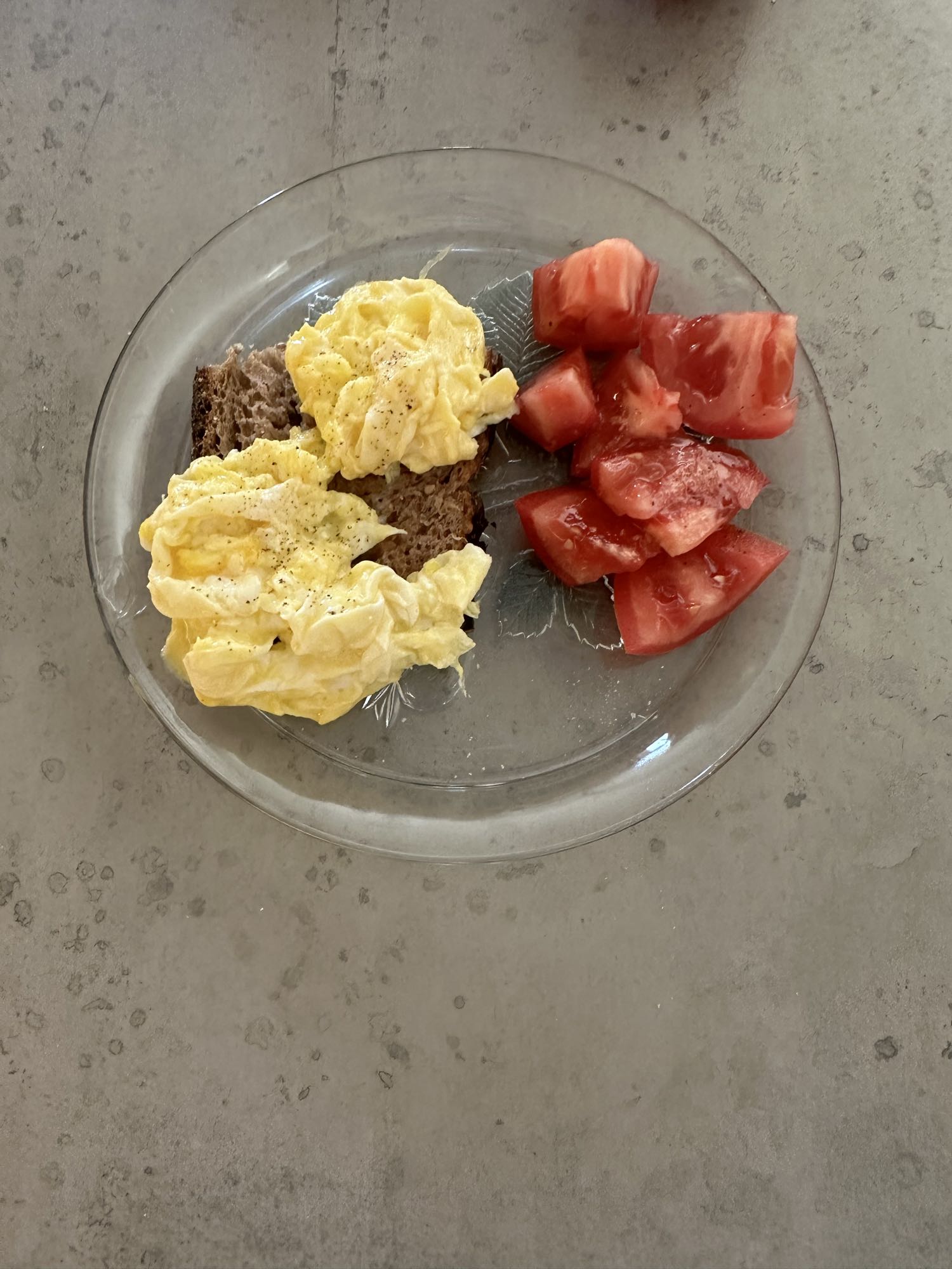 Huevos con pan y tomate