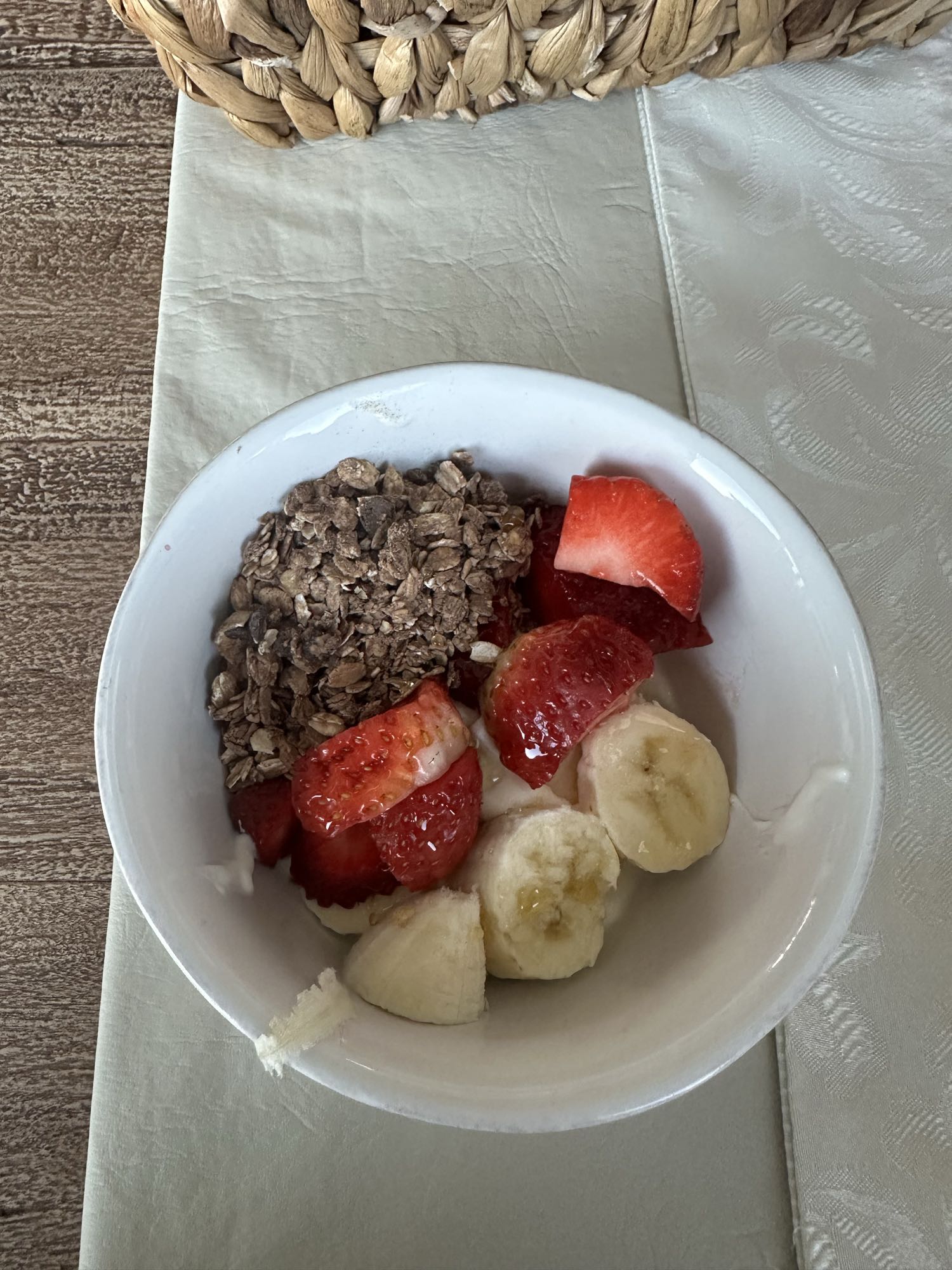 Yogur con frutas y granola