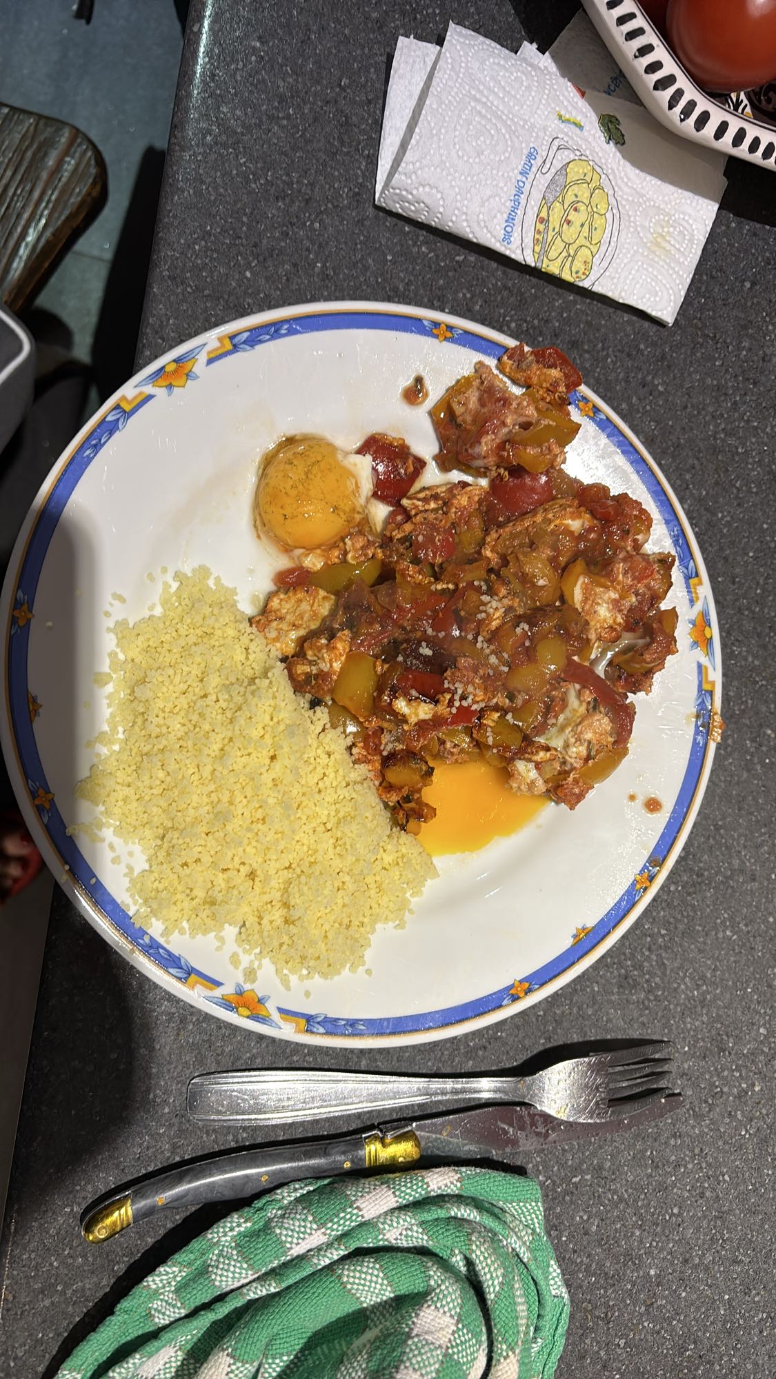 Oeufs à la tomate et couscous