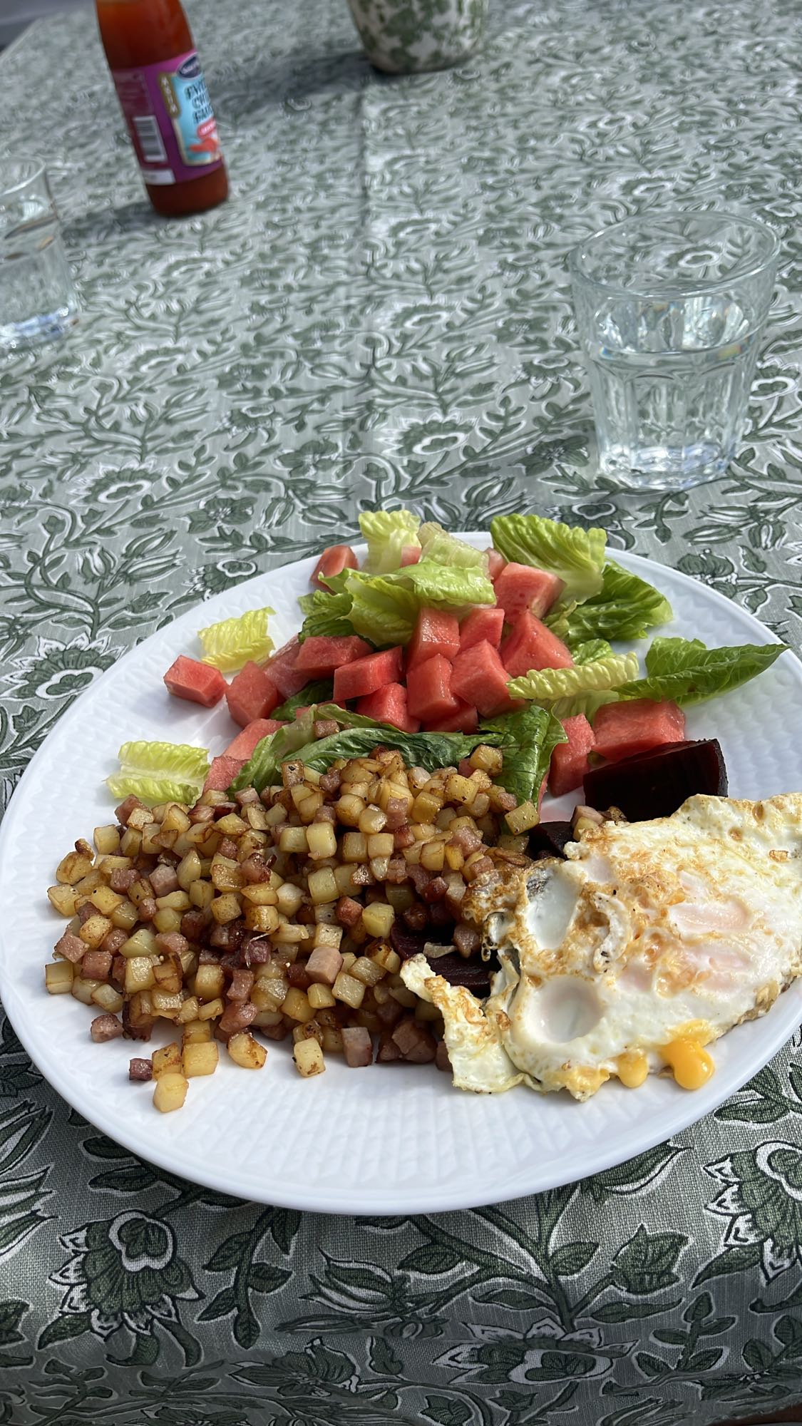 Stekt ägg med pytt och sallad