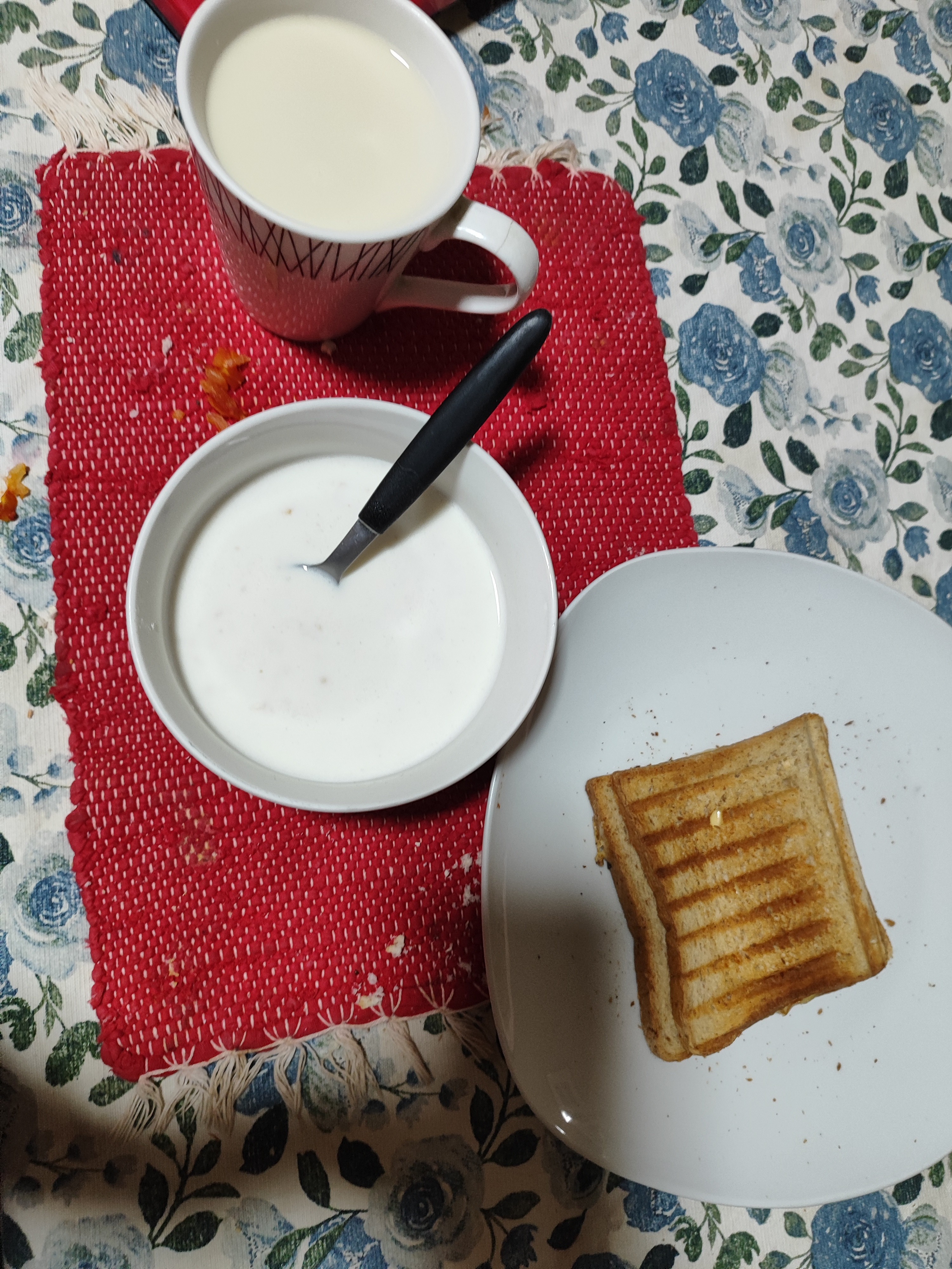 Desayuno con leche y pan