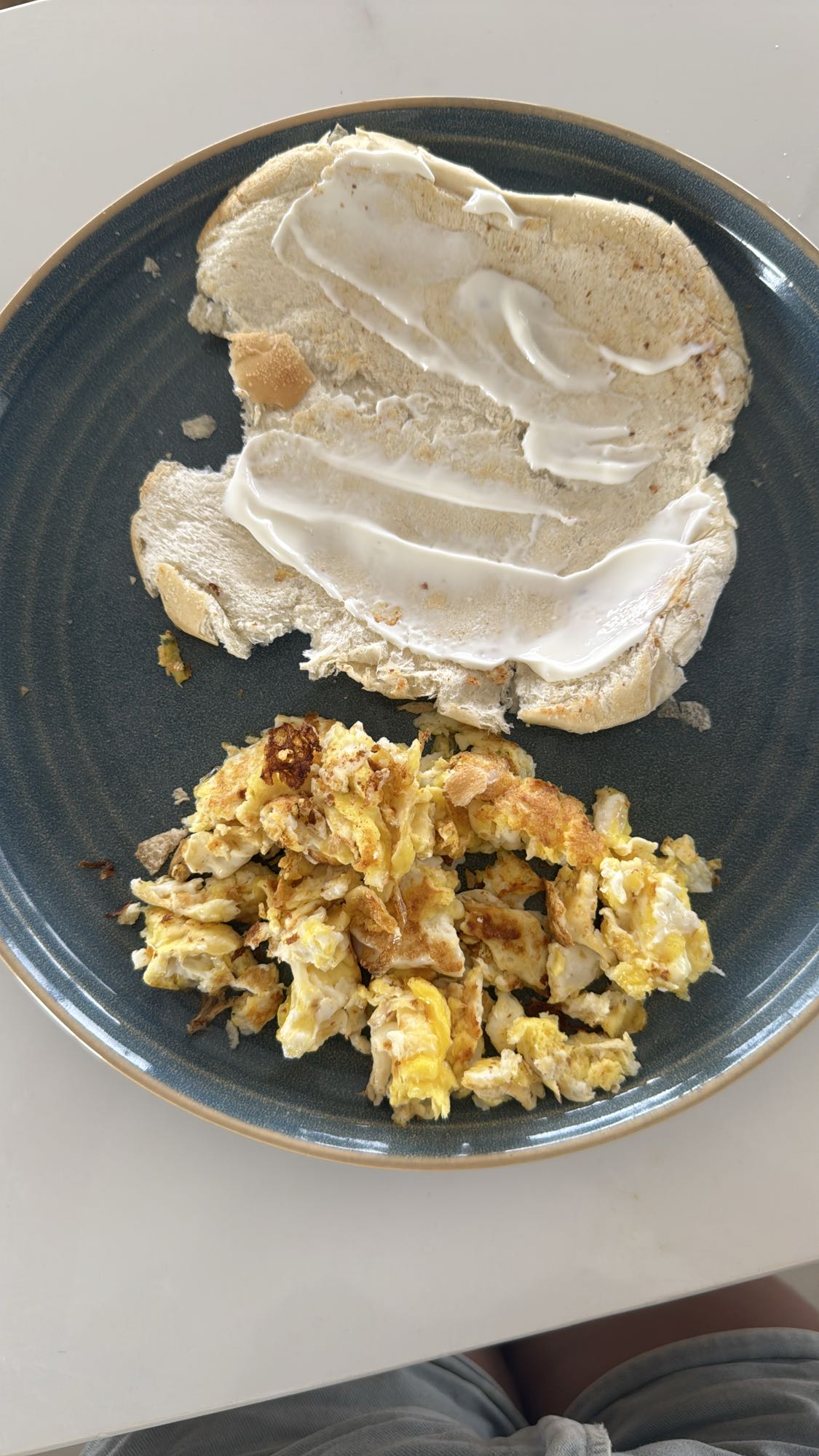 Ovos e pão com ricota