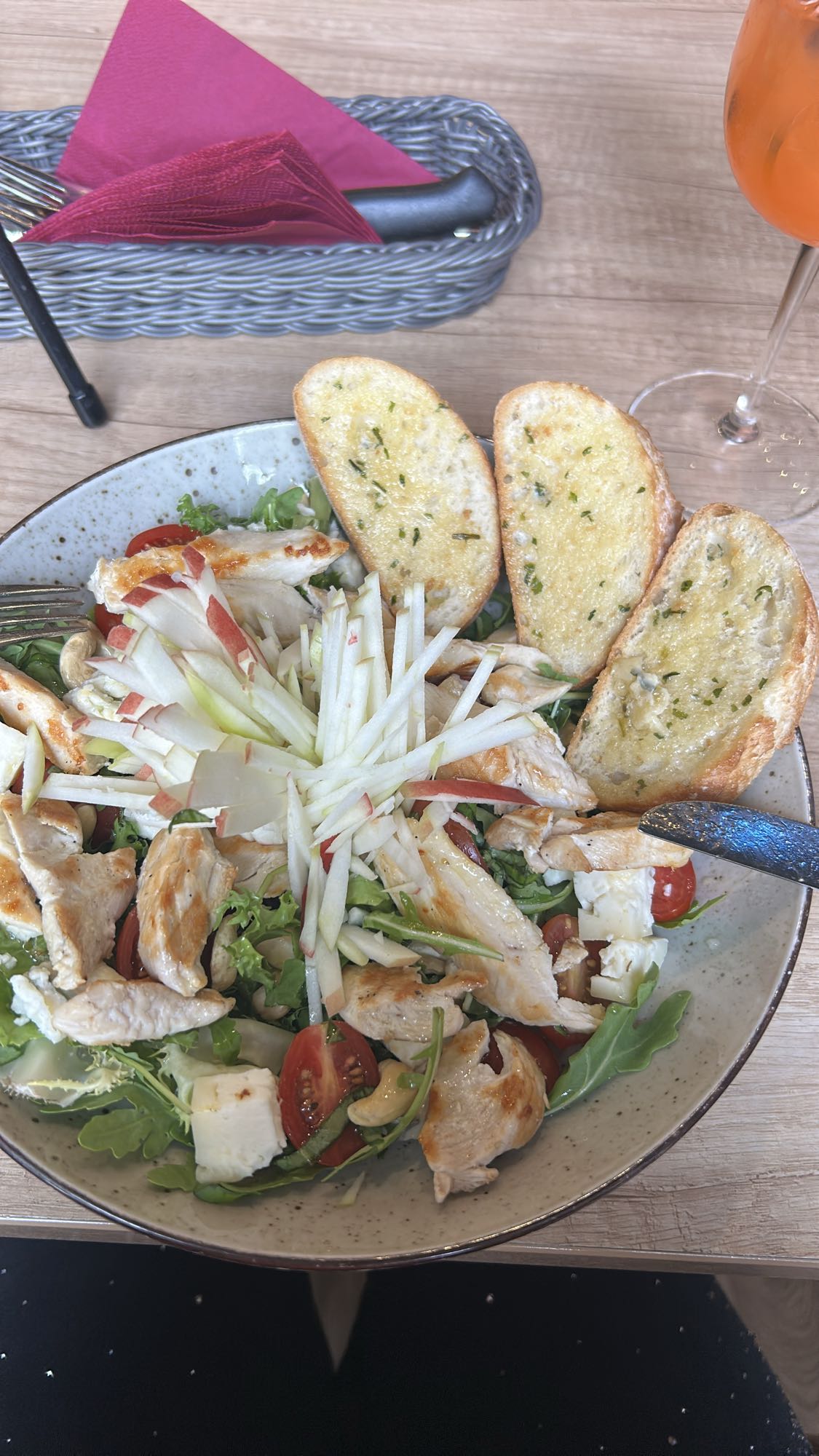 Sałatka z kurczakiem i grzankami