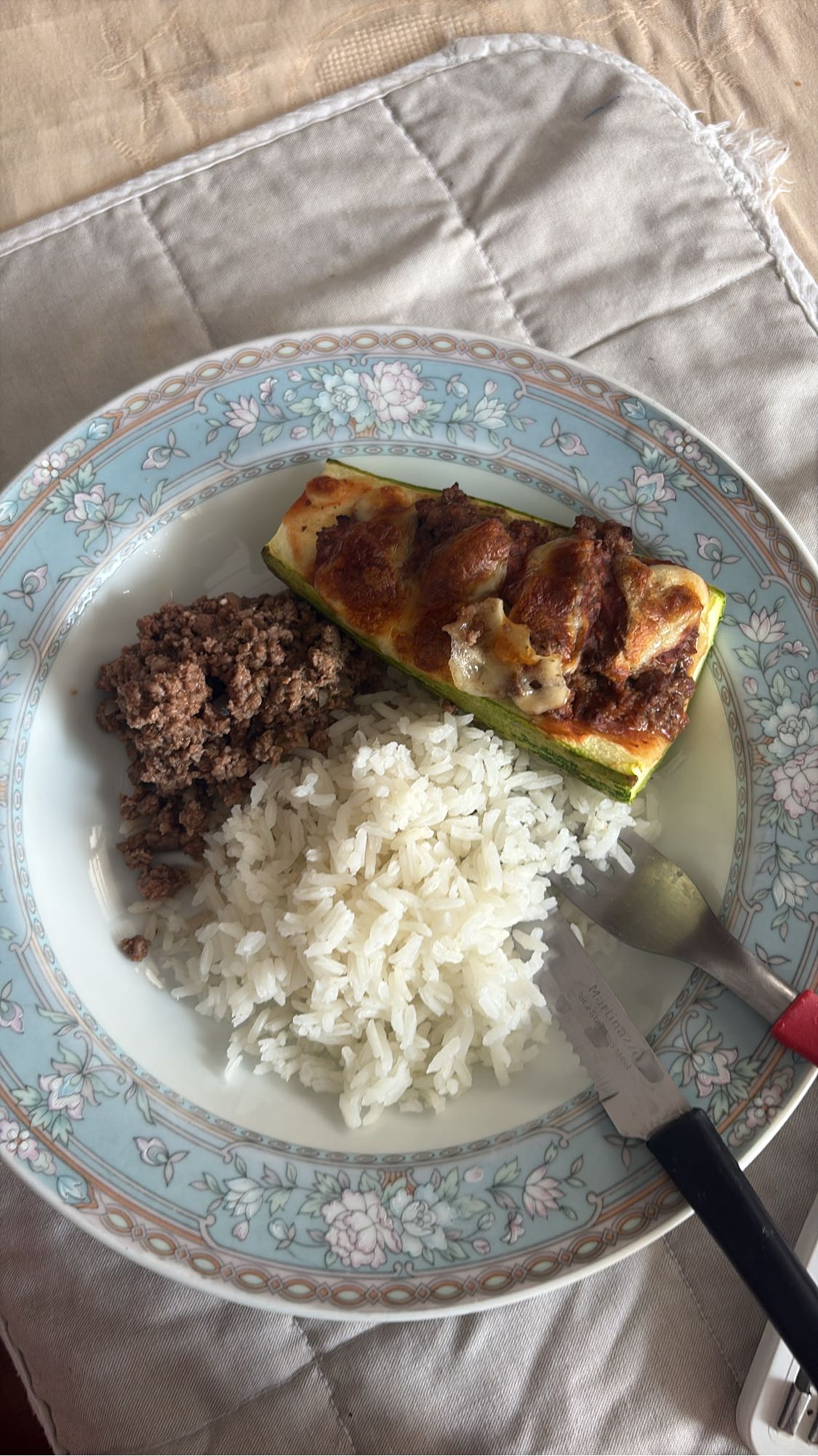 Arroz, carne e abobrinha recheada